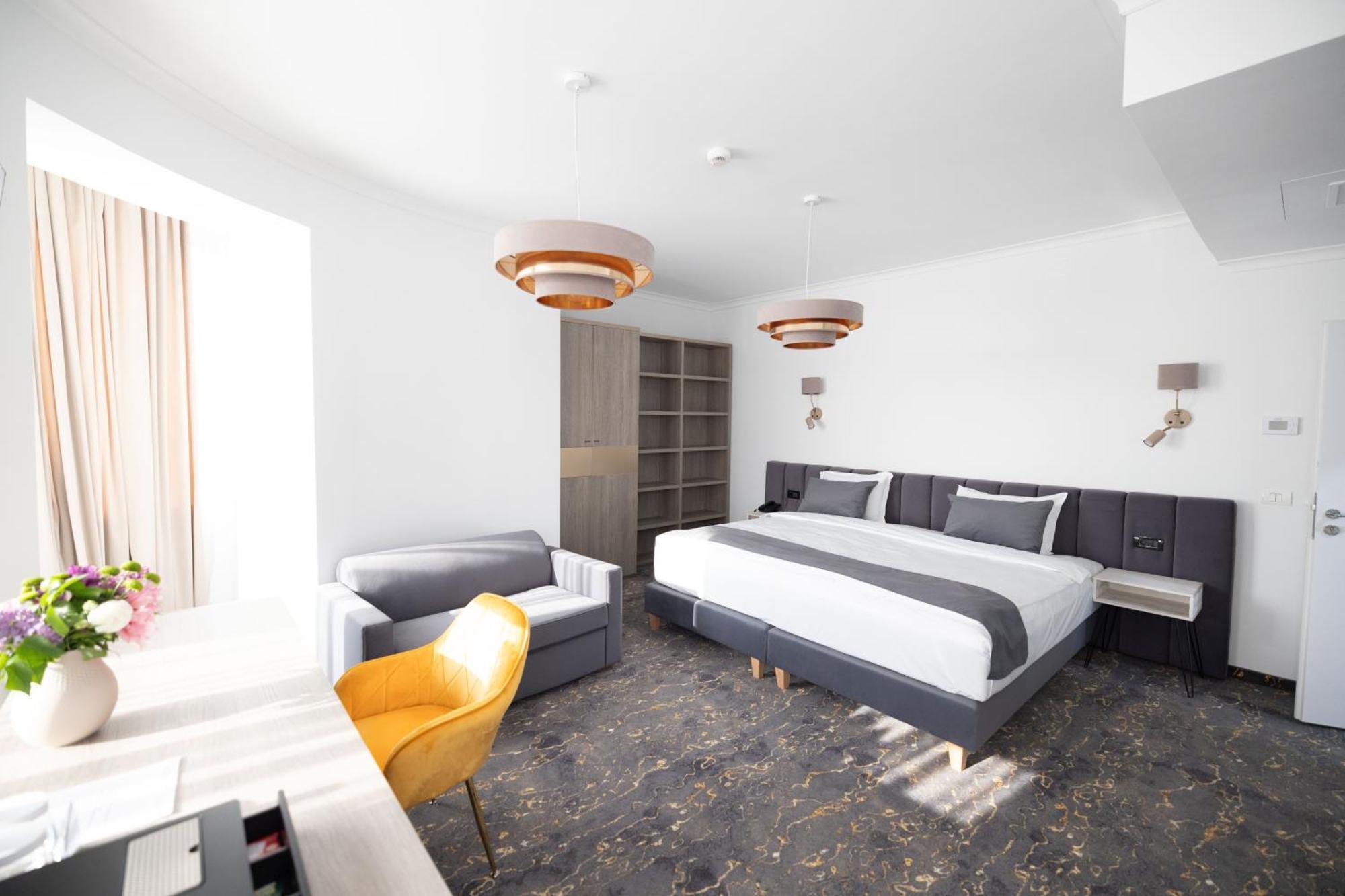 Deluxe Double Room with Extensible Chair
