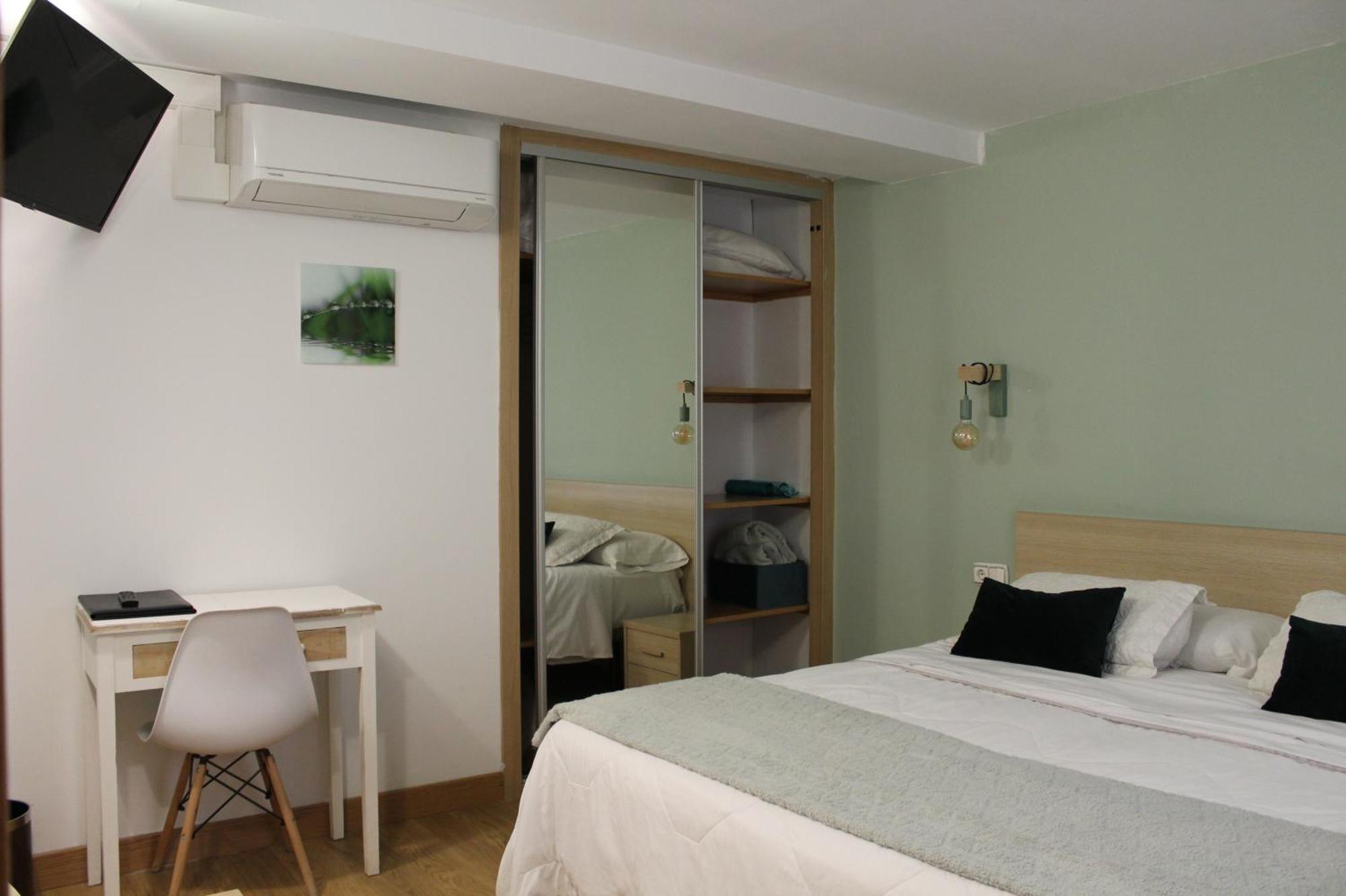 Double or Twin Room Private External Bathroom