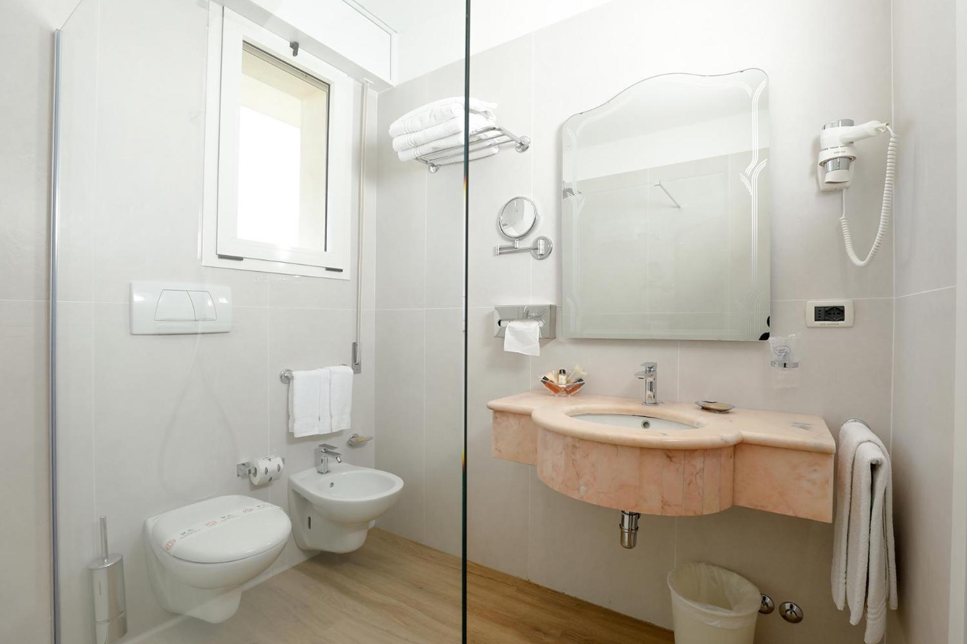 Deluxe Dreibettzimmer mit seitlichem Meerblick