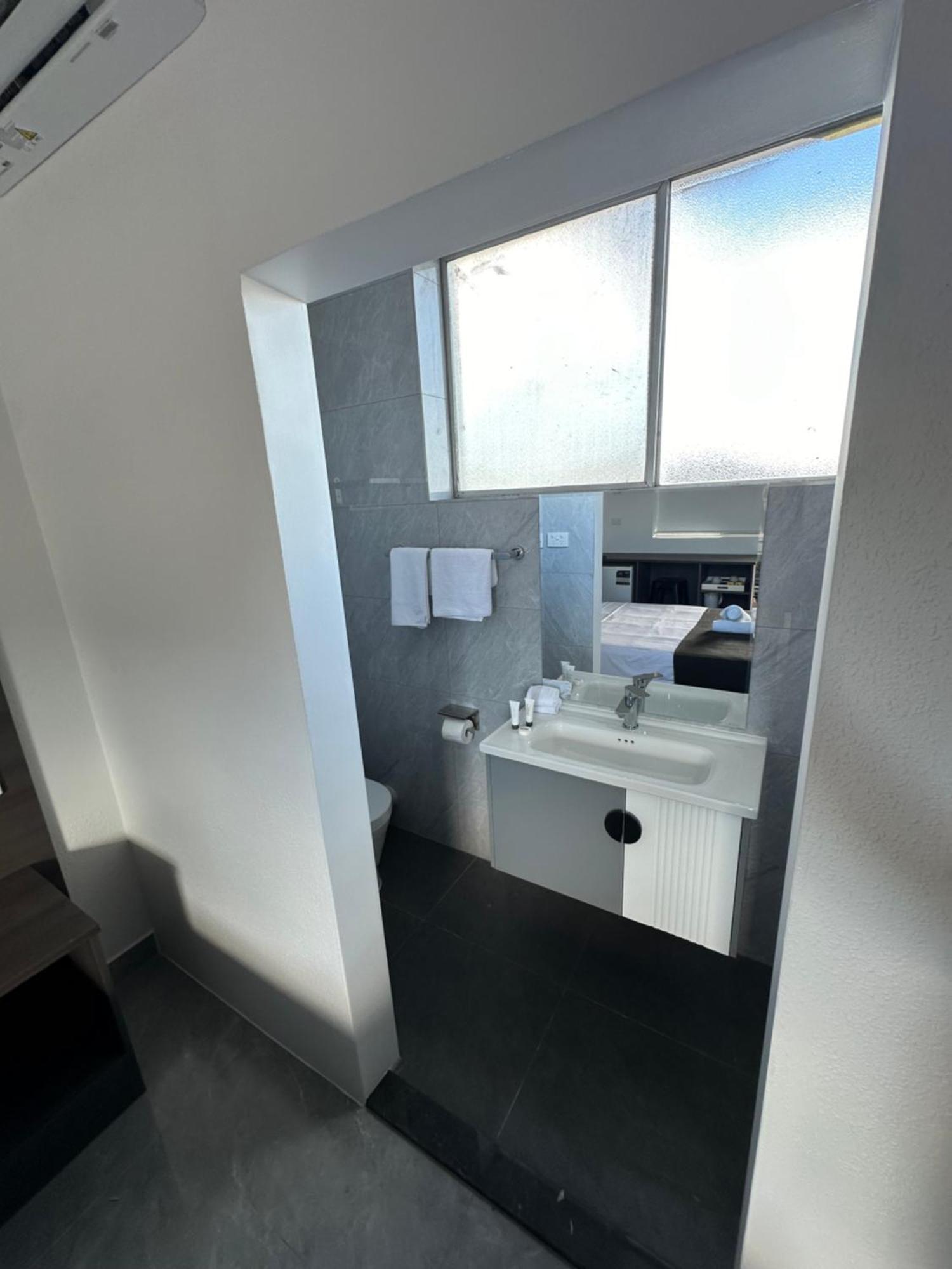 Budget Queen Room,1583107294:JPEG