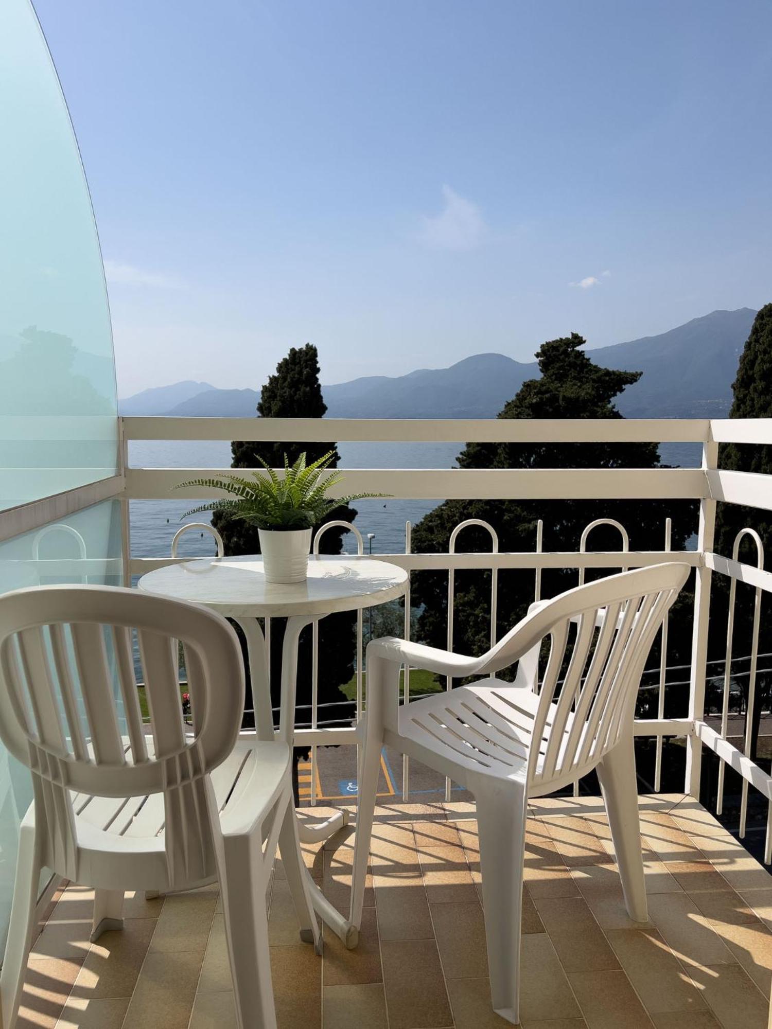 Doppel- oder Zweibettzimmer mit kleinem Balkon und Seeblick