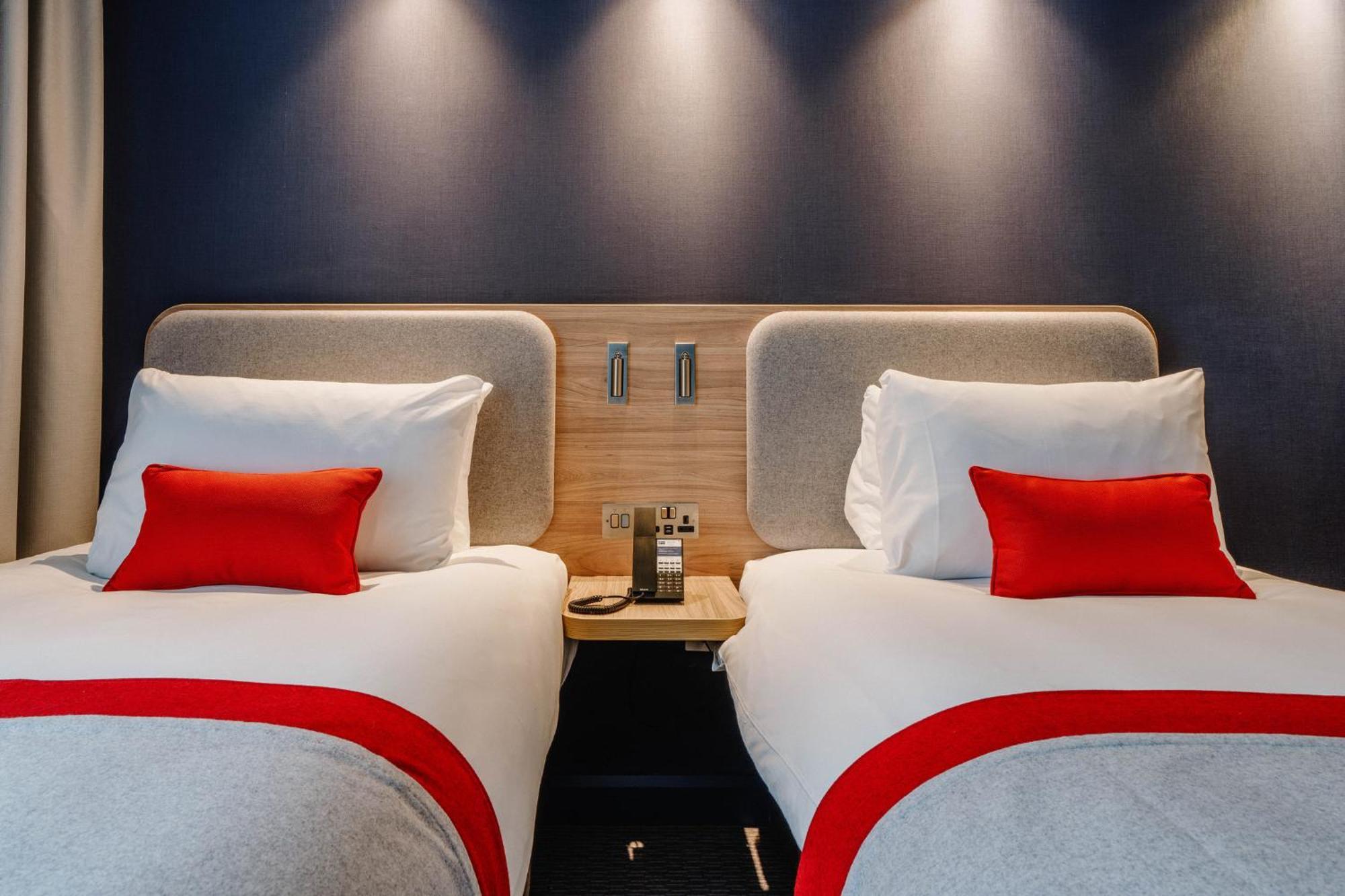 Standard Twin Room with Street View and Free Hot Breakfast