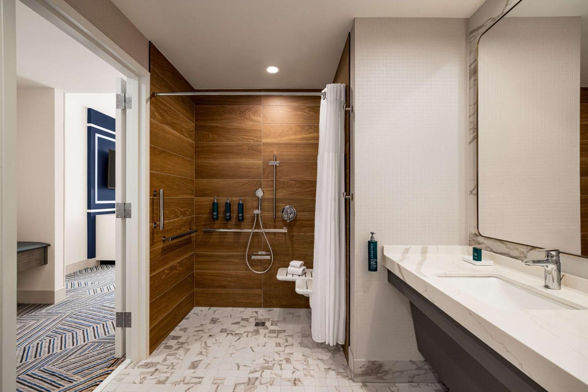 Quarto Queen com 2 Camas Queen-size e Chuveiro Acessível a Cadeirantes - Acessível para Hóspedes com Mobilidade Reduzida