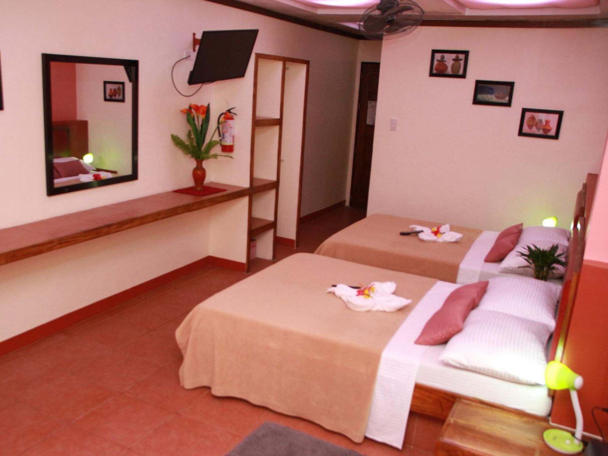 Queen Suite with Pool View