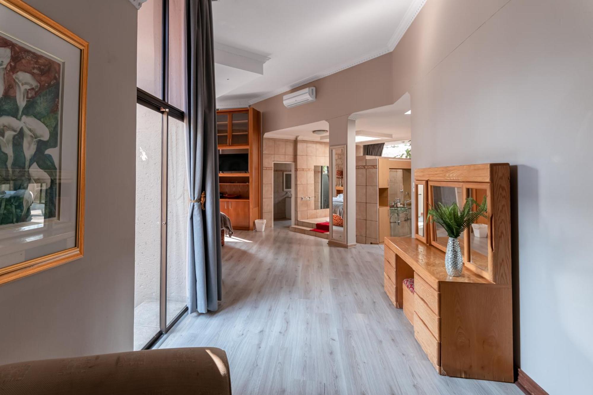 Deluxe Tweepersoonskamer met 1 of 2 Bedden en Uitzicht op het Zwembad