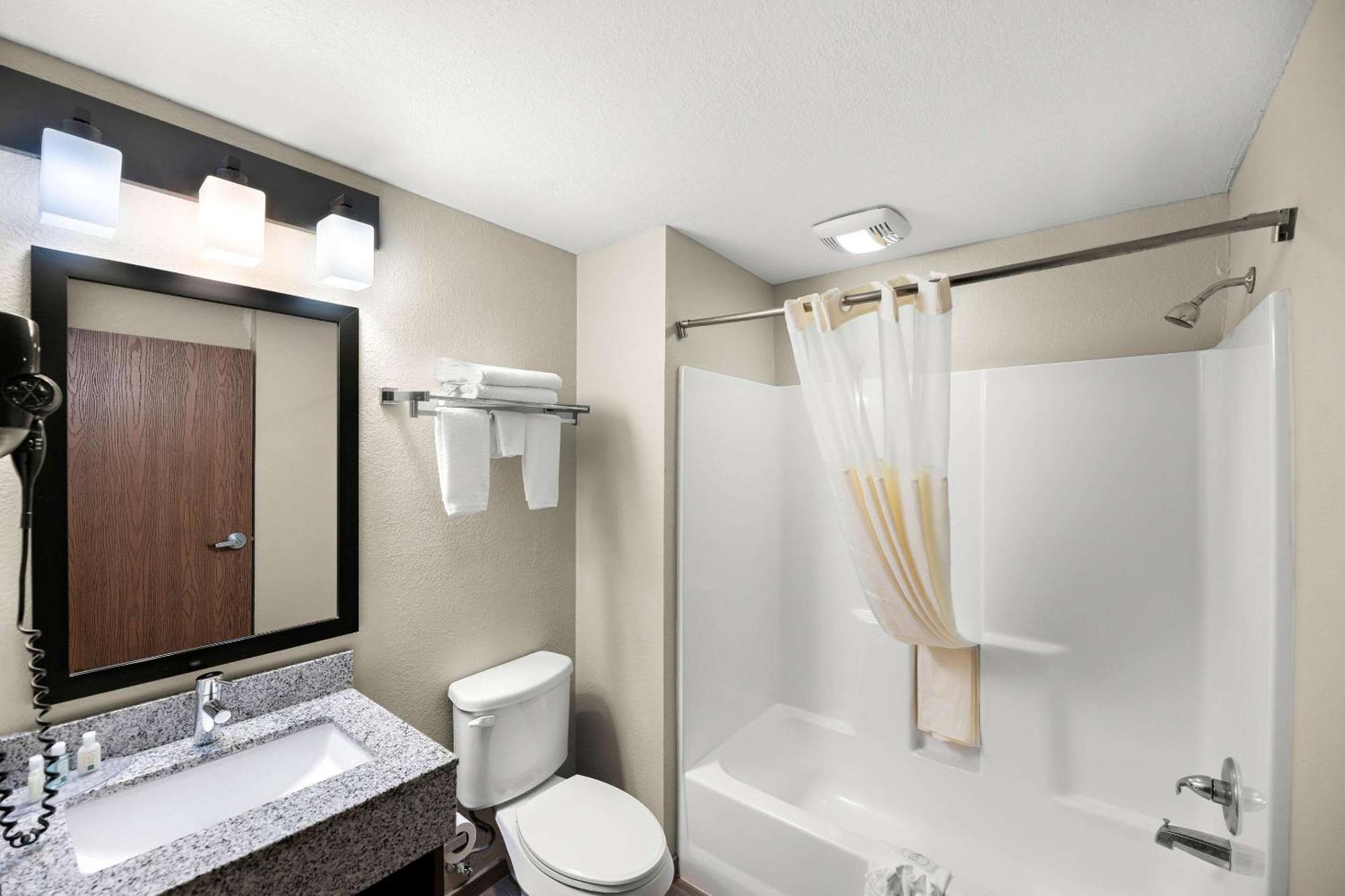 Efficiency King Suite - Non-Smoking