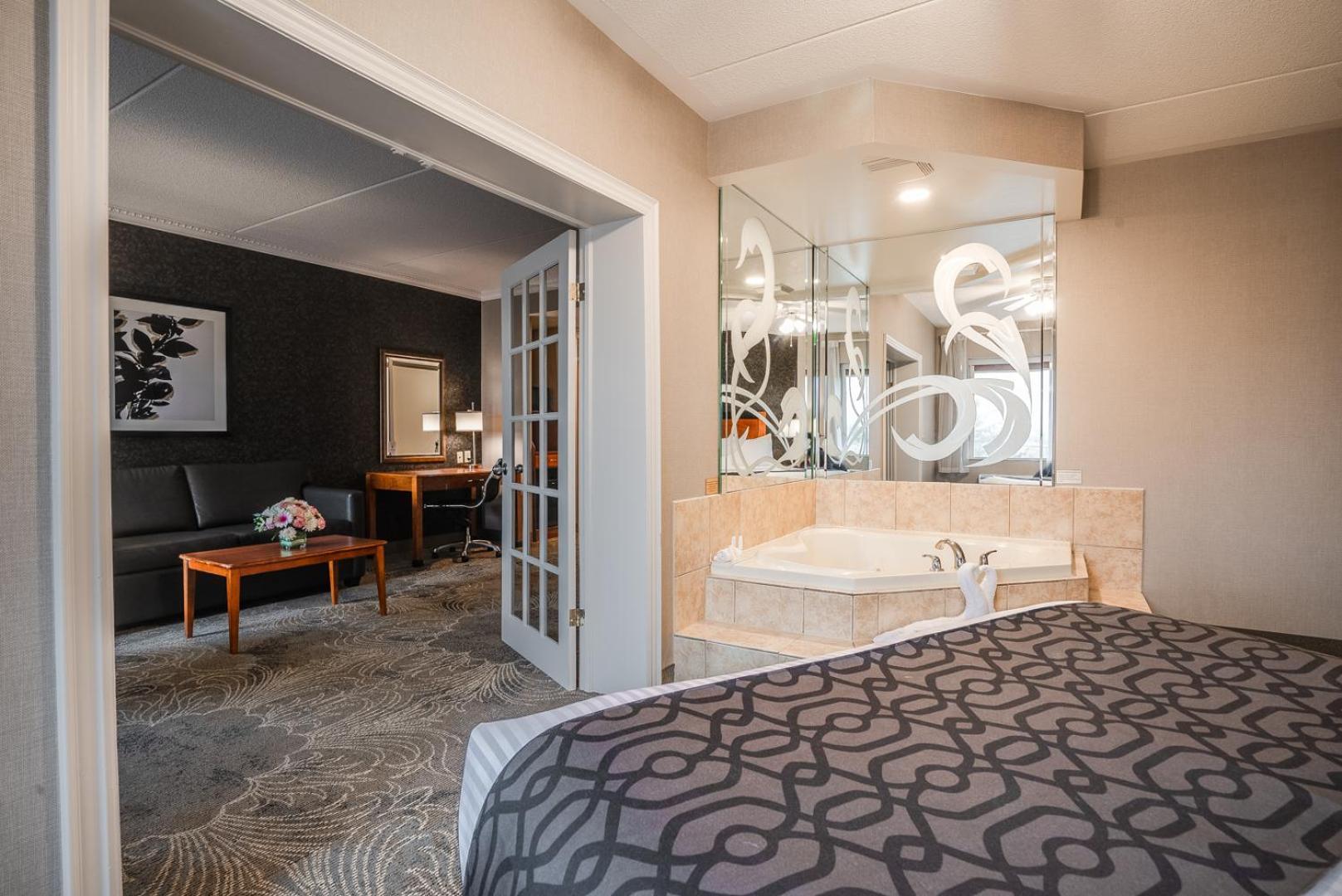 Deluxe Queen Suite with Jetted Tub and Living Room