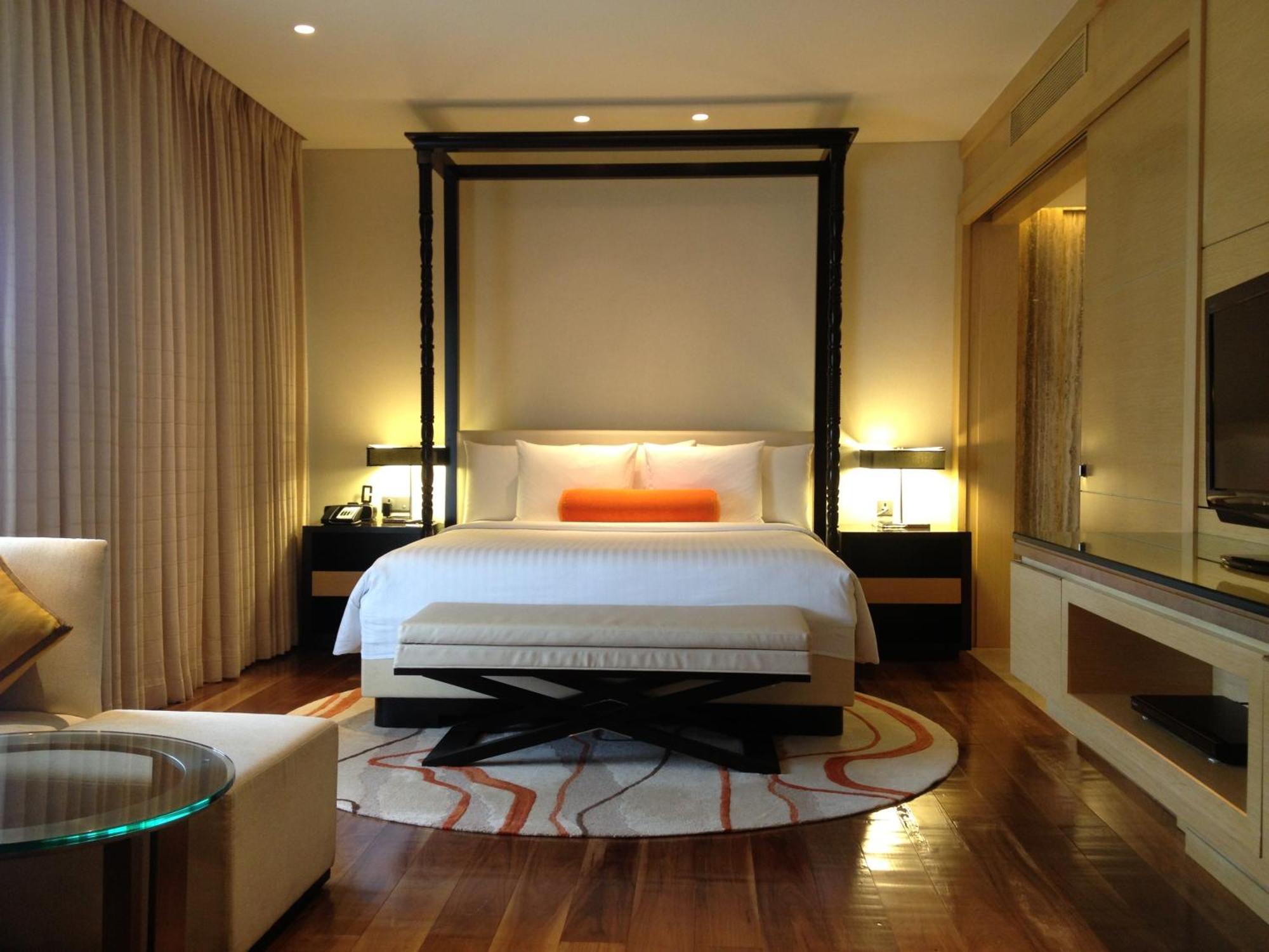 1 King Bed, Executive level, Suite