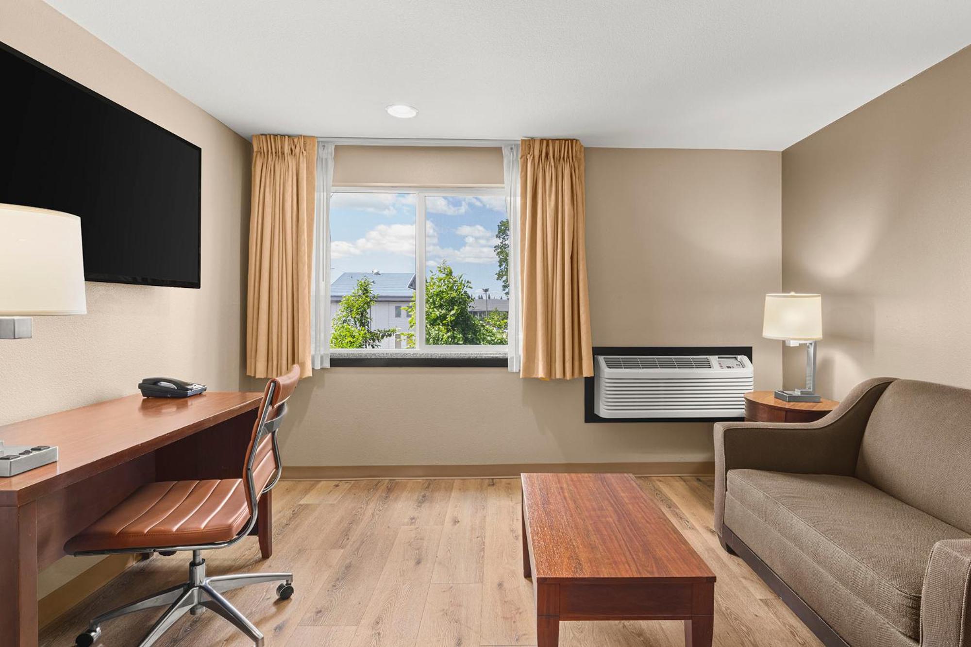 Standard Suite with One King Bed - Non-Smoking
