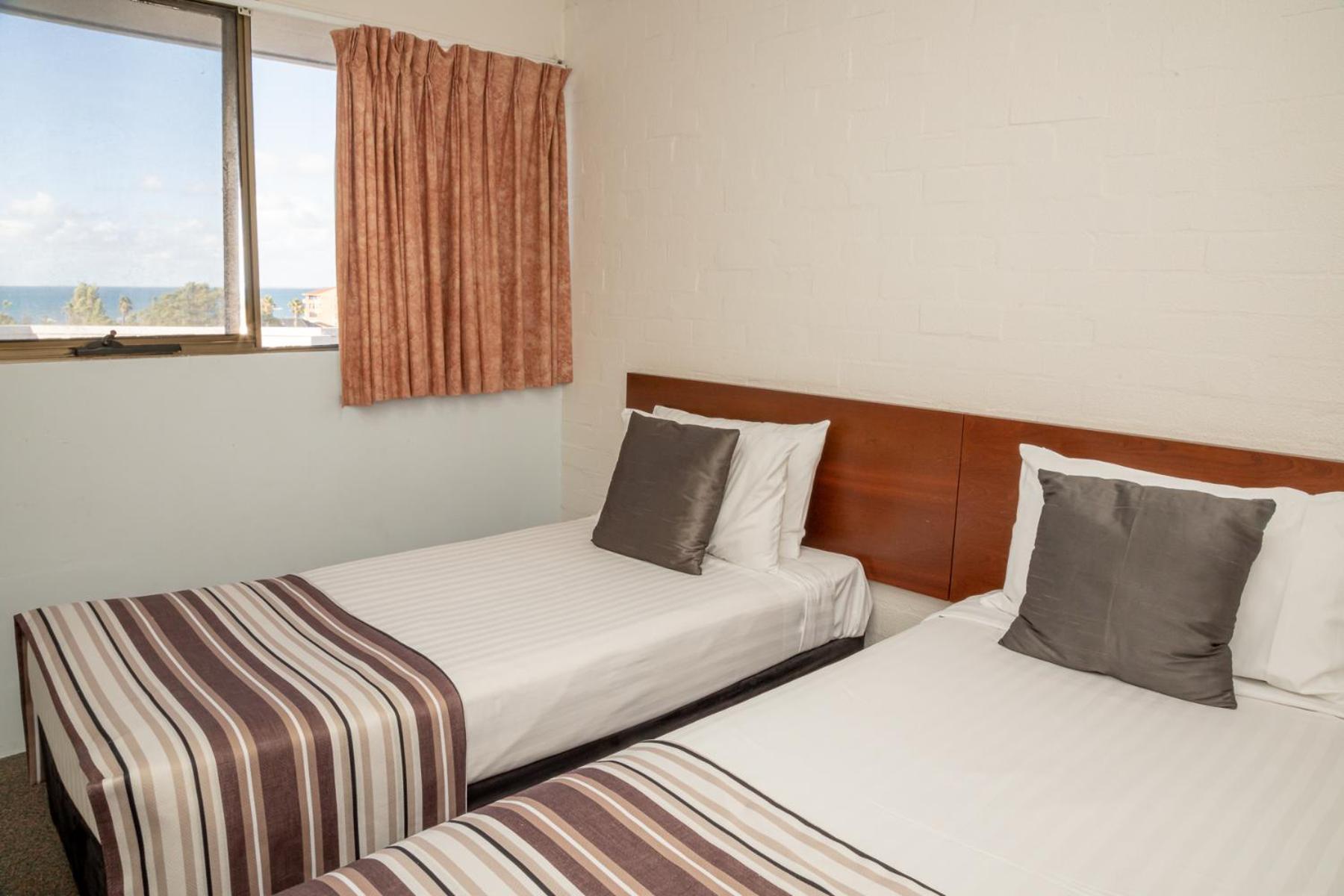 Three Bedroom Loft with Free Wifi and Parking