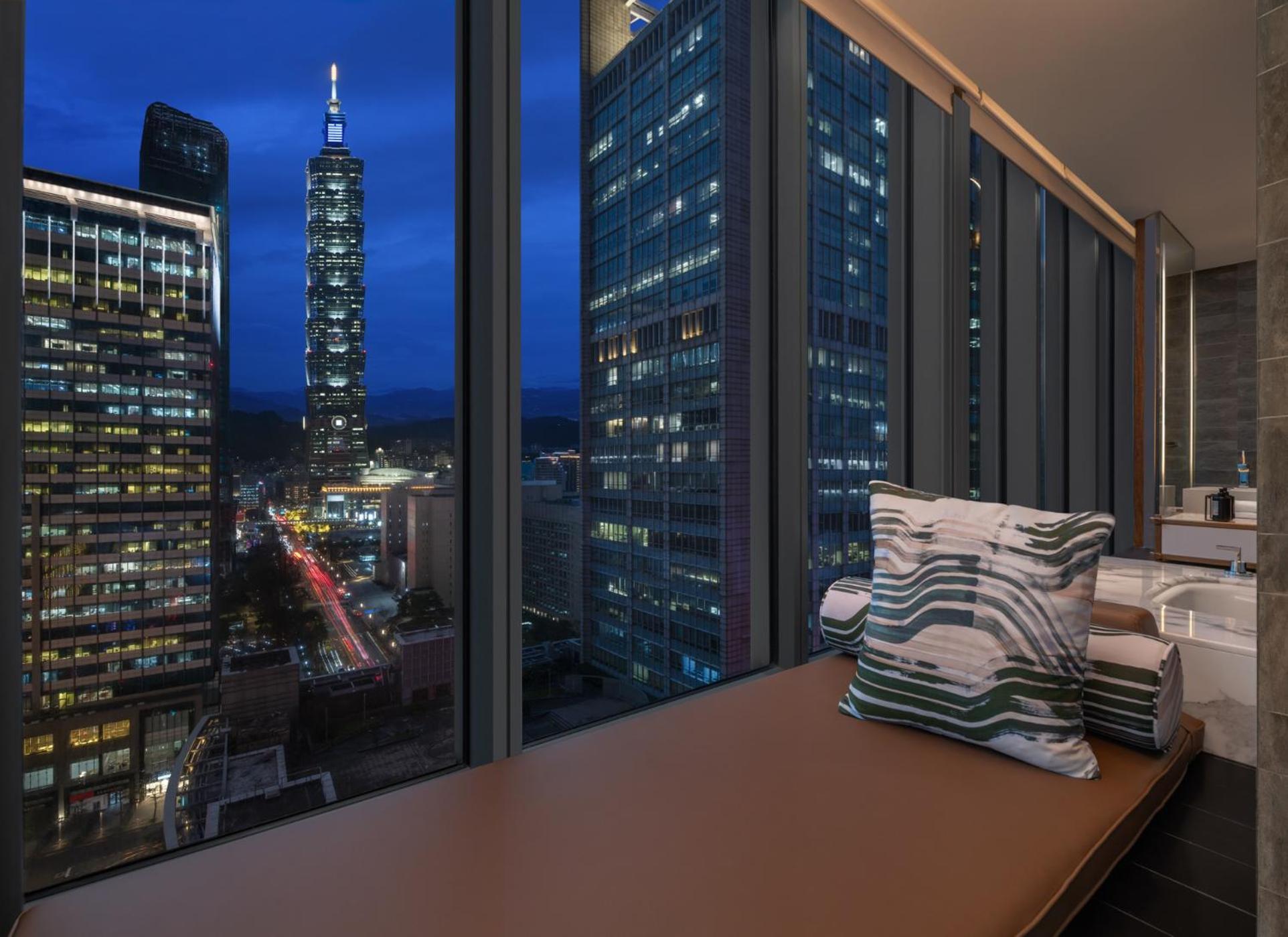 Fantastic Suite 1 Bedroom Suite 1 King TAIPEI 101 view
