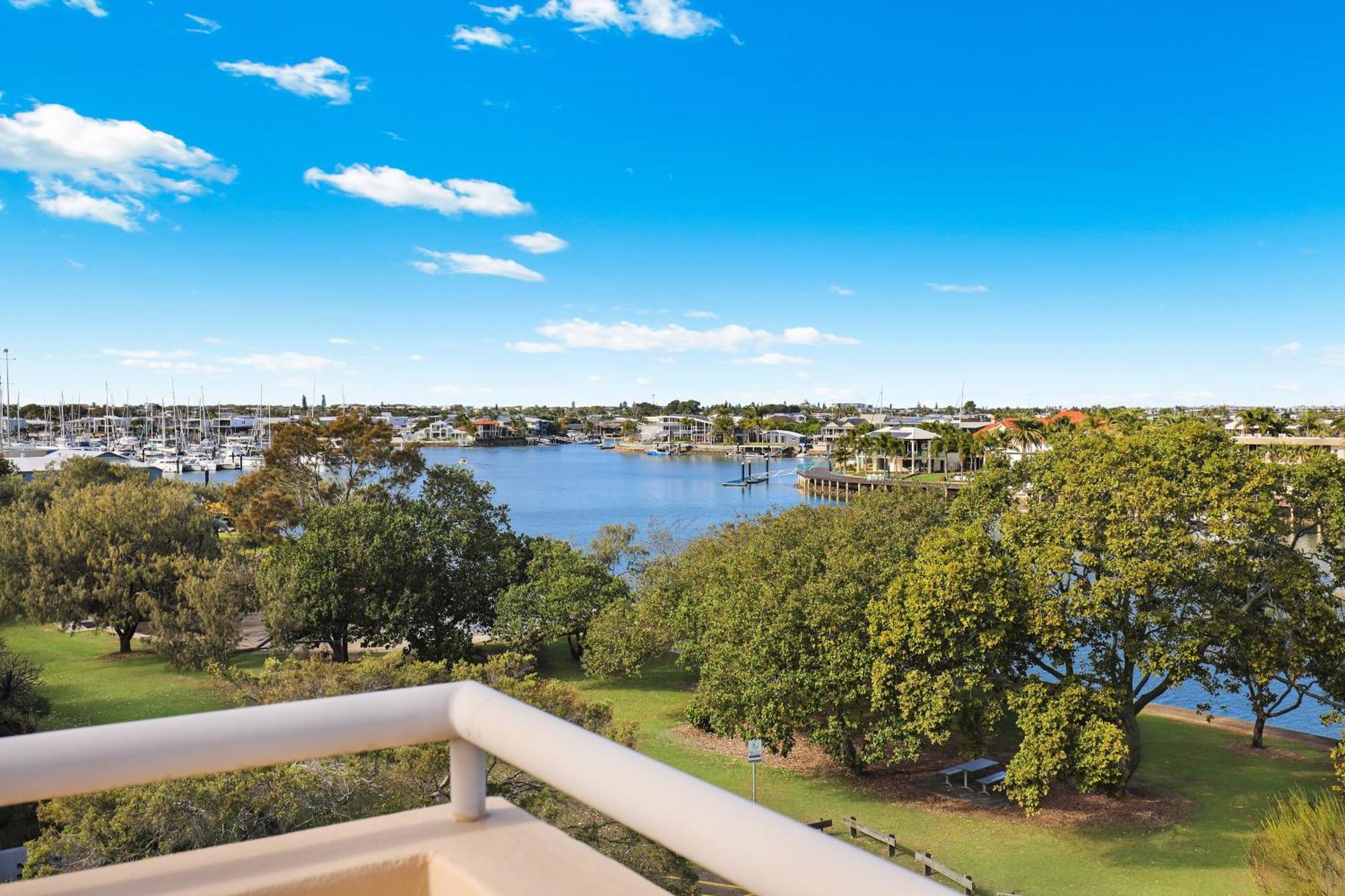 Deluxe Three-Bedroom Penthouse with Private Rooftop BBQ Terrace - Pleystowe - External Apartment