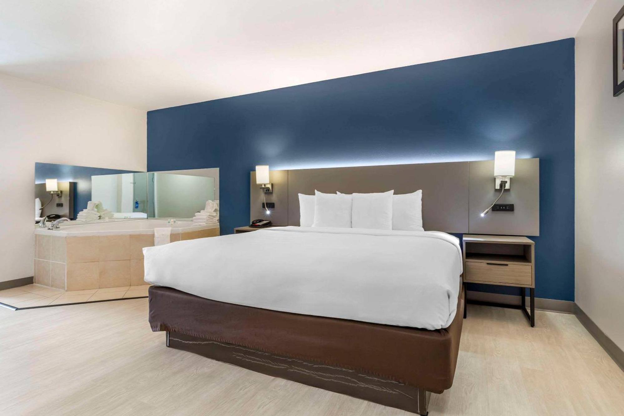 King Suite with Jetted Tub