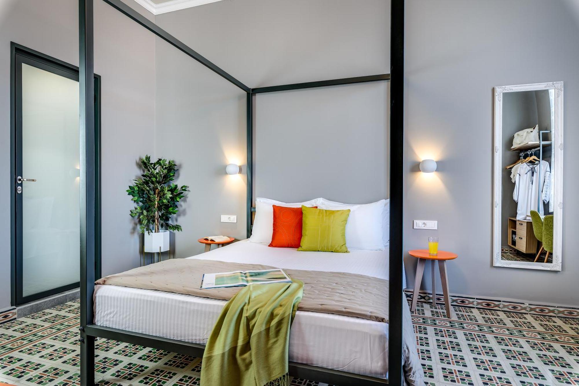 Deluxe Suite Queen size bed