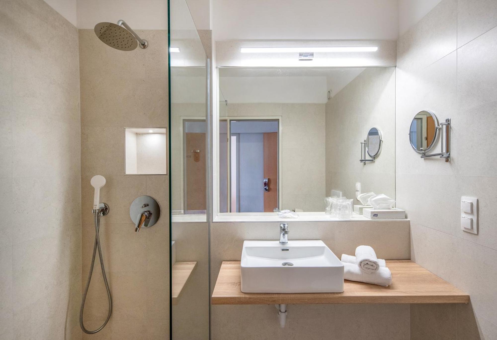 Standard Plus Zimmer mit Dusche