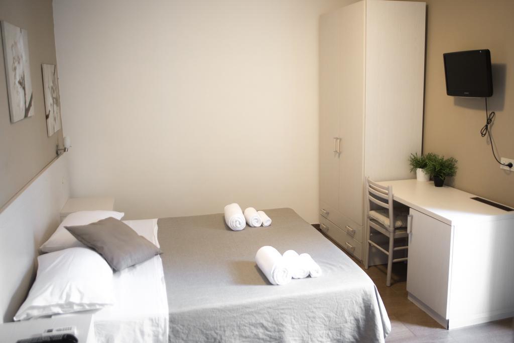 Zimmer mit Kingsize-Bett und Balkon