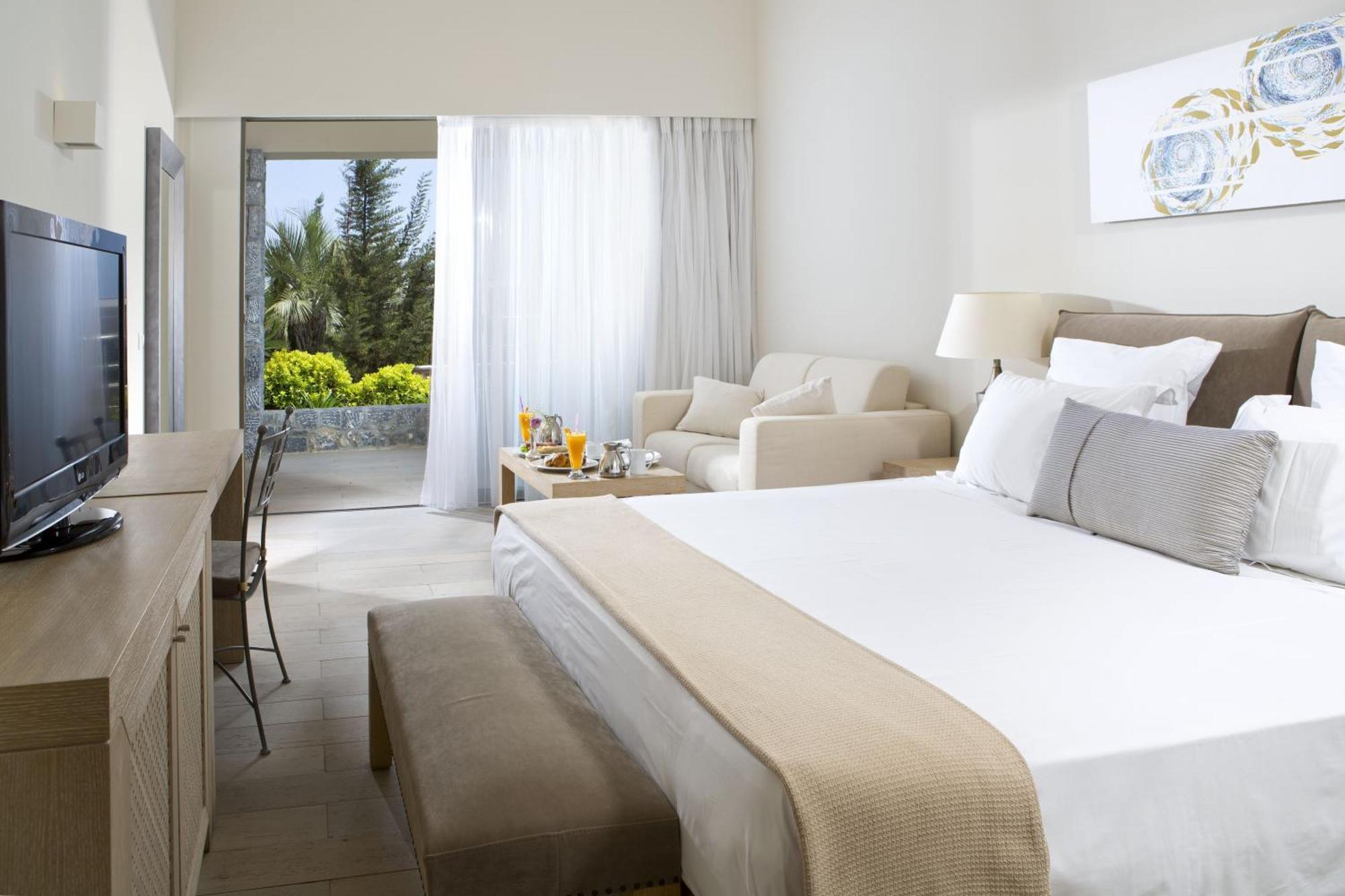 Suite with Shared Pool