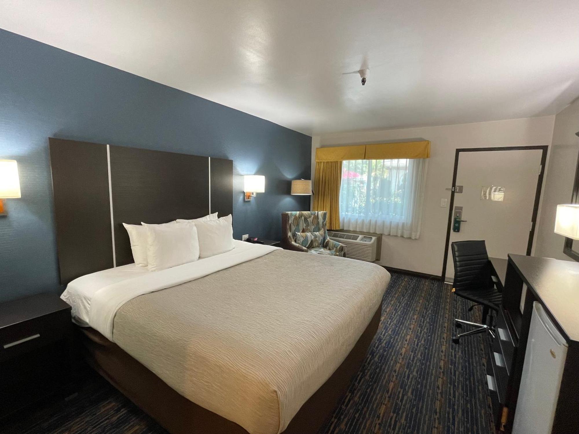 Standard Room, 1 King Bed, Accessible Tub, Non Smoking