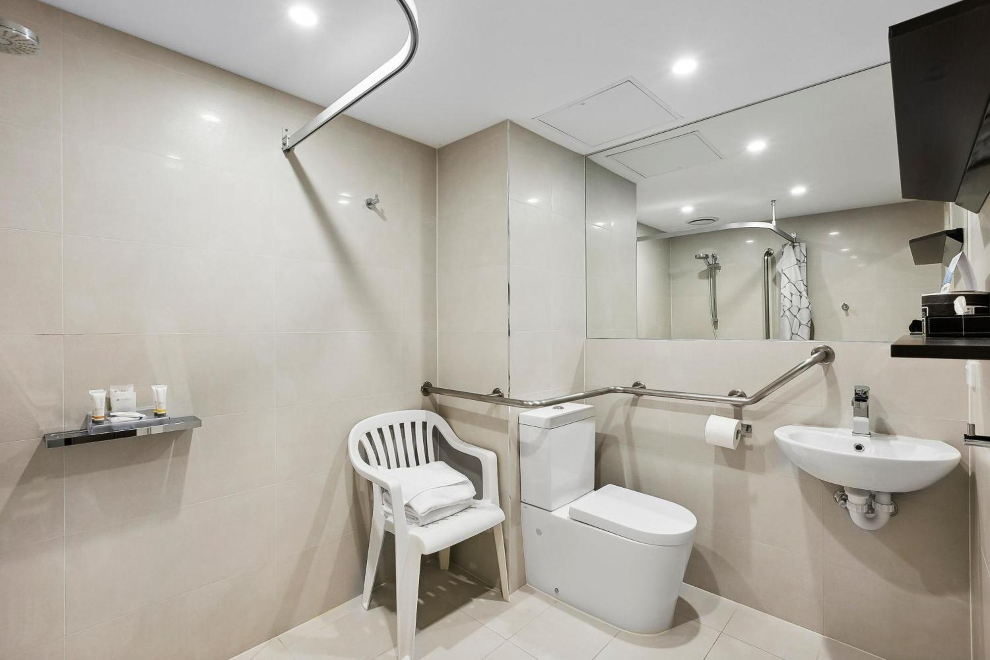 Queen Room with Roll-In Shower - Non-Smoking /Accessible