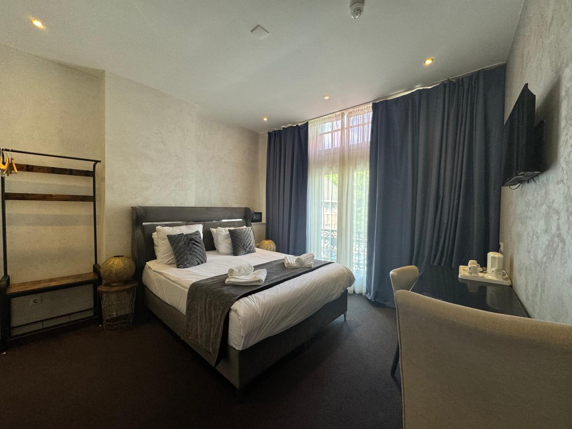 Deluxe Double Room Balcony,1586144597:JPEG