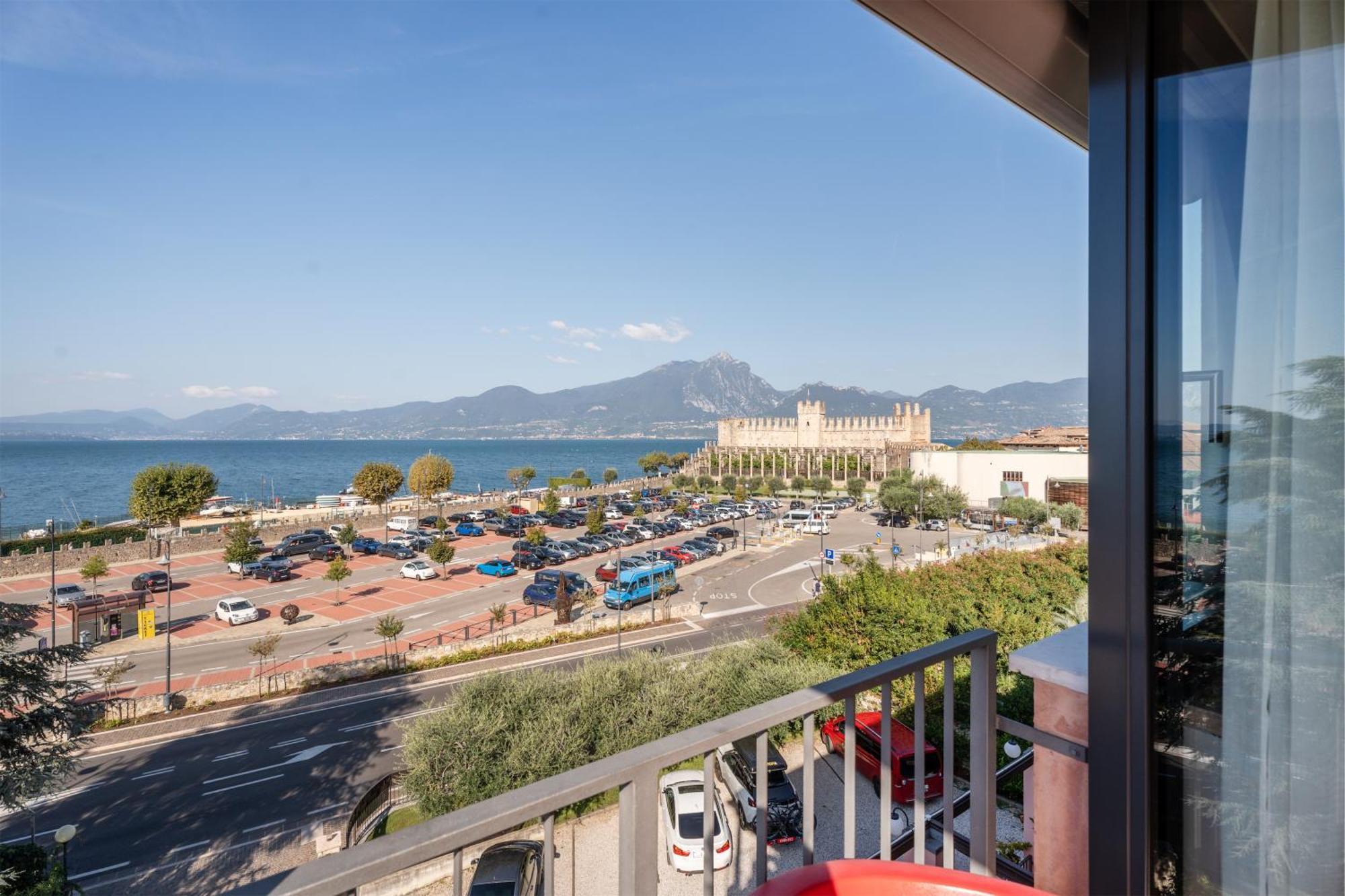 Zimmer mit Kingsize-Bett und Seeblick