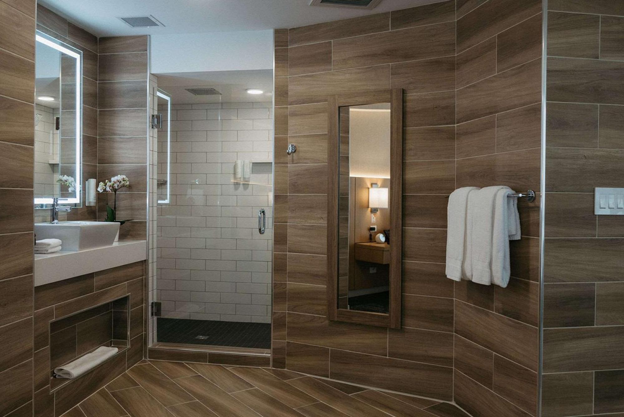 King Suite with Lake View - Non-smoking