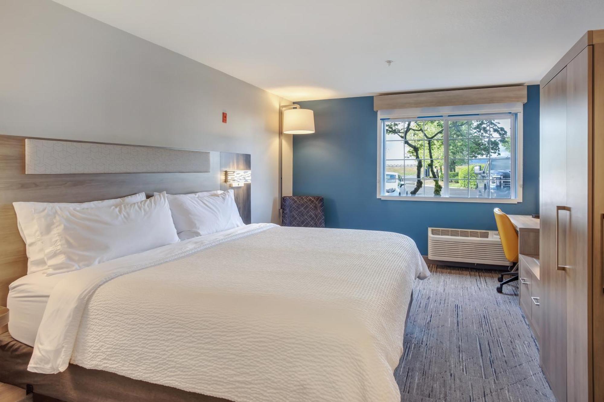 Standard Queen Room with Mobility Accessible Roll-In Shower