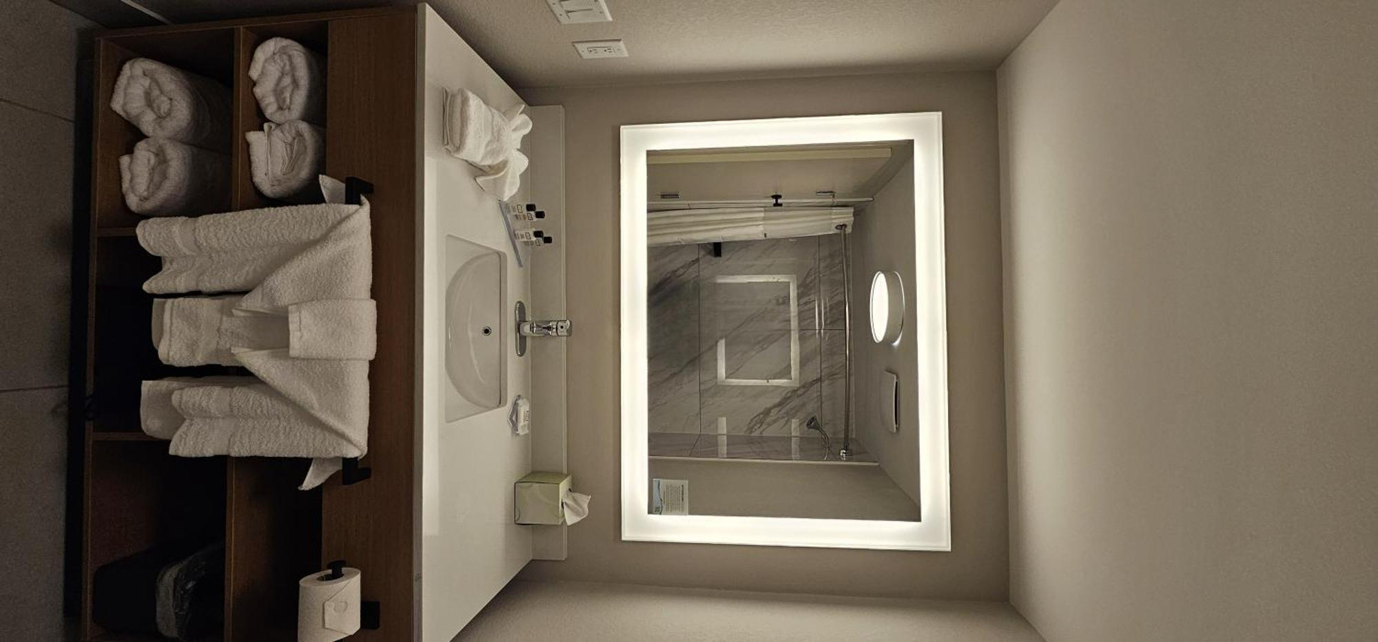 King Room with Pool View - Non-Smoking