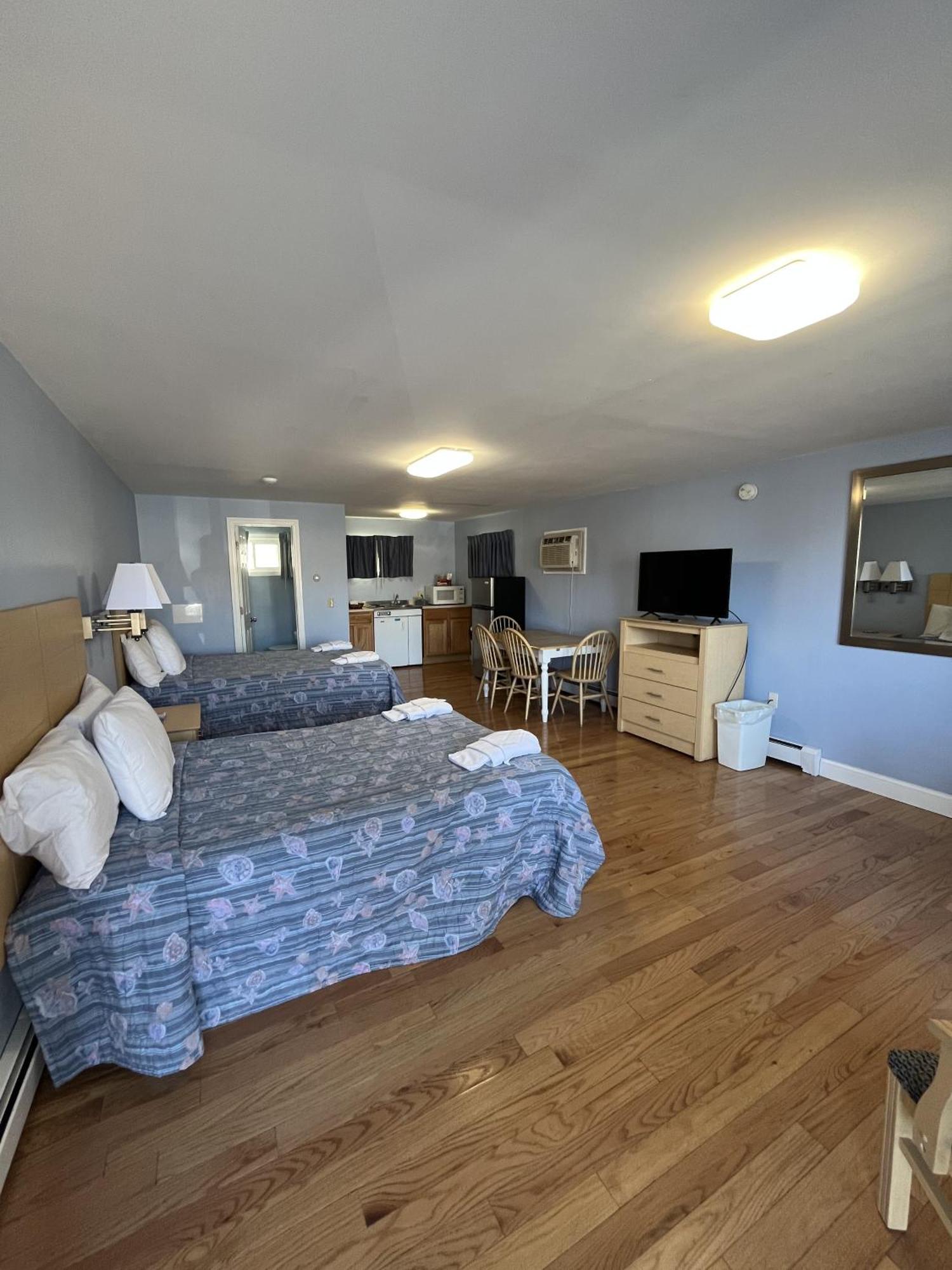 Deluxe 2 Double Beds with Kitchenette (Steps Required)