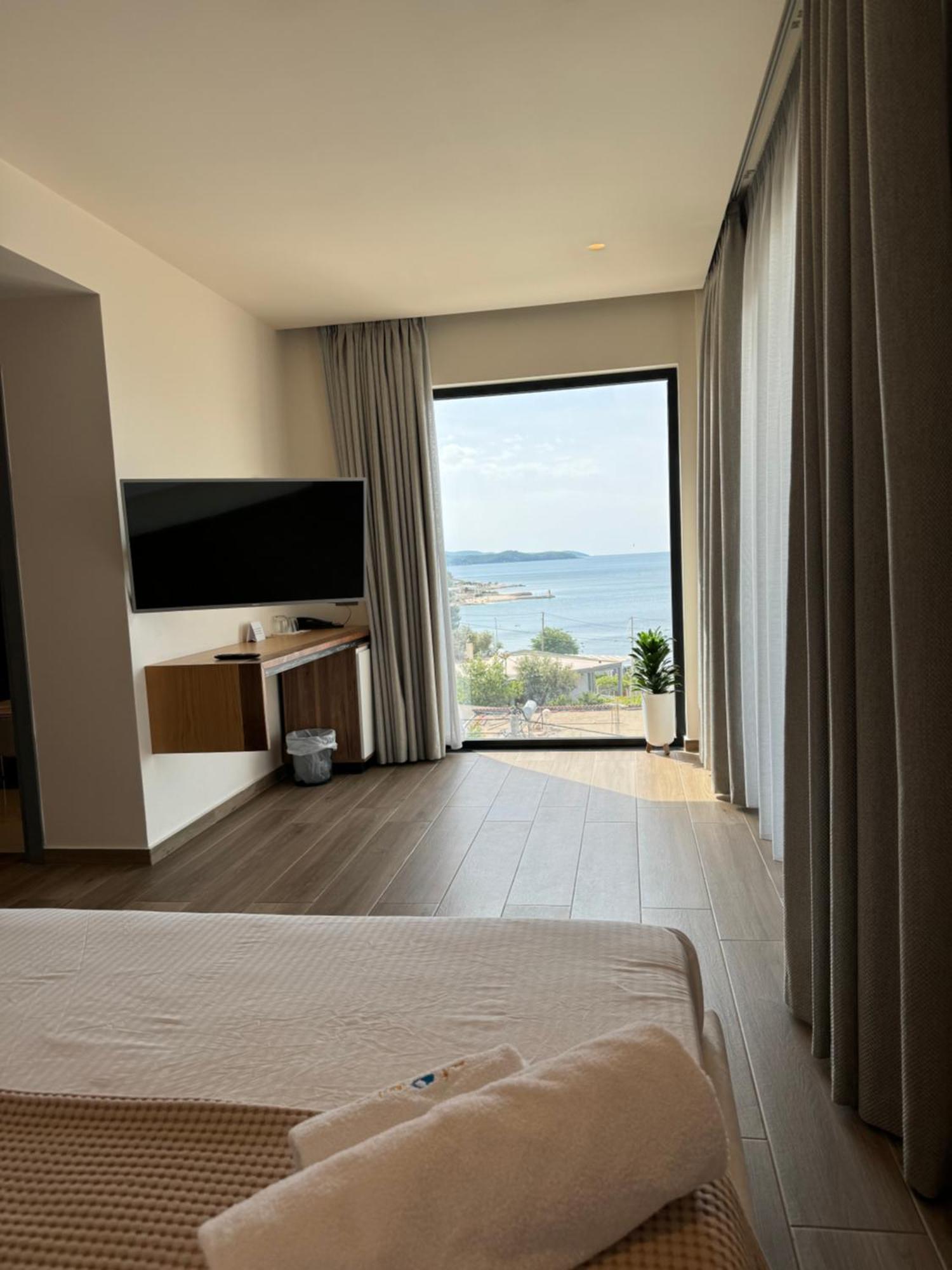 Deluxe Triple Room Balcony Sea View