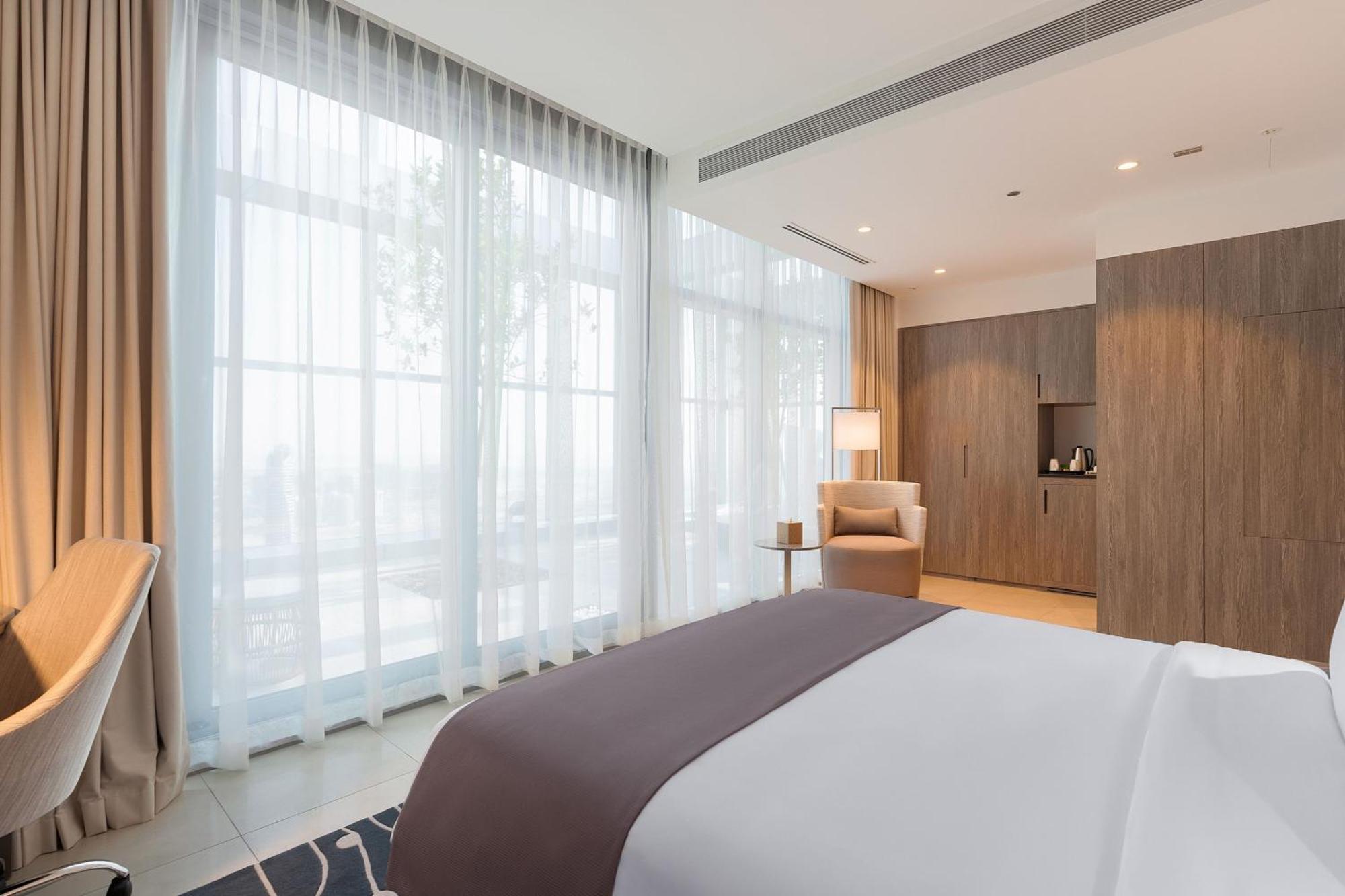 Skyline Zimmer mit Terrasse und Zugang zur NEST Club Lounge und zum Strandclub Soluna