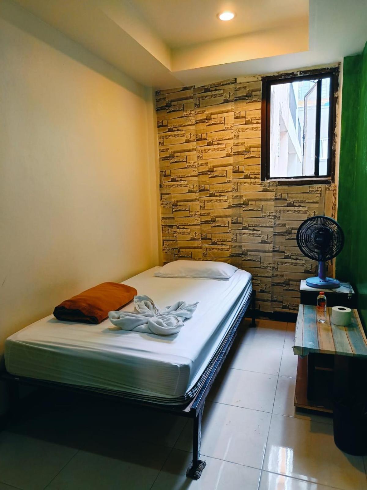 Single Room with Shared Bathroom - Fan