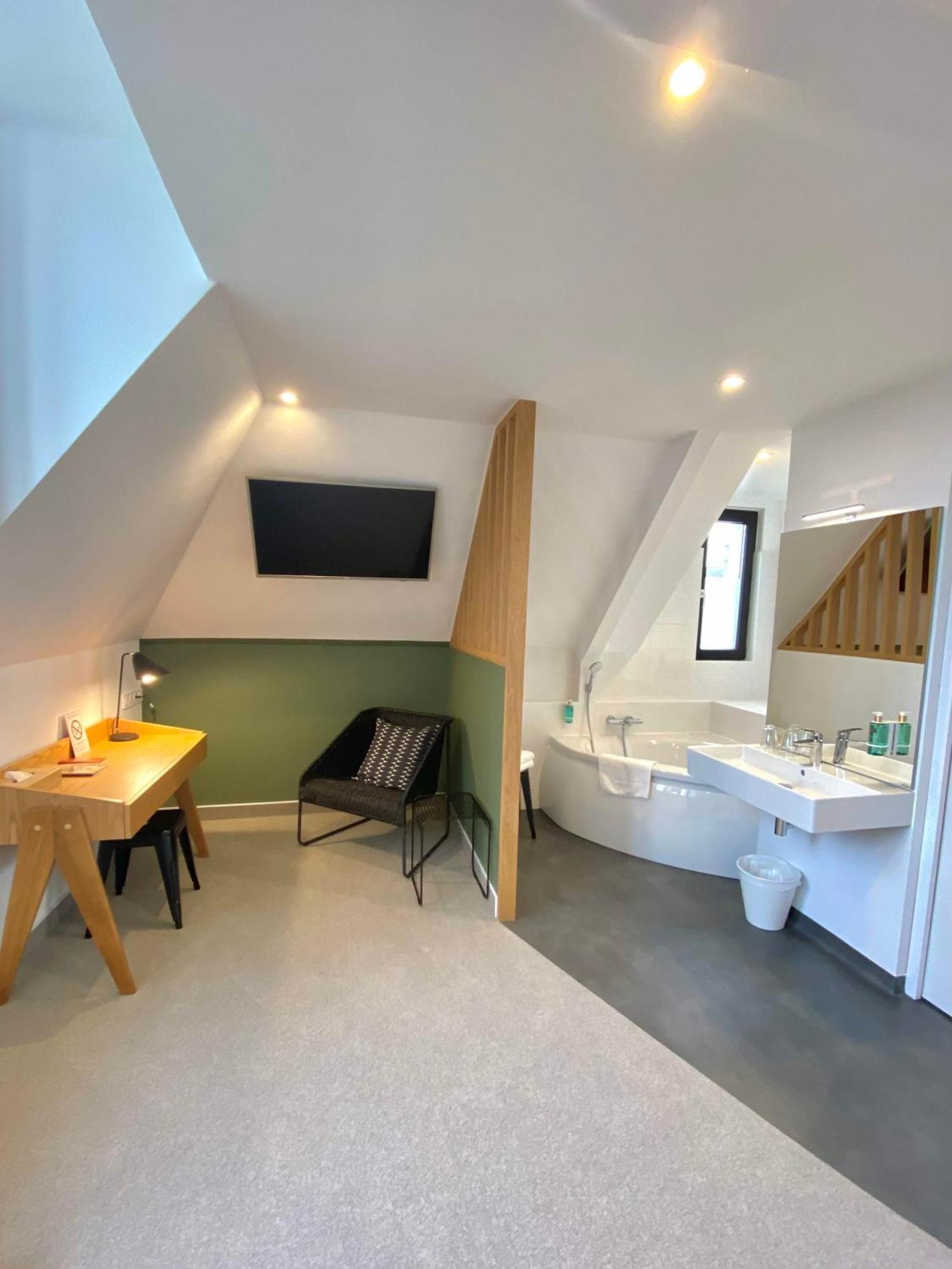 Superior Double Room with Garden & Sea View and Bath
