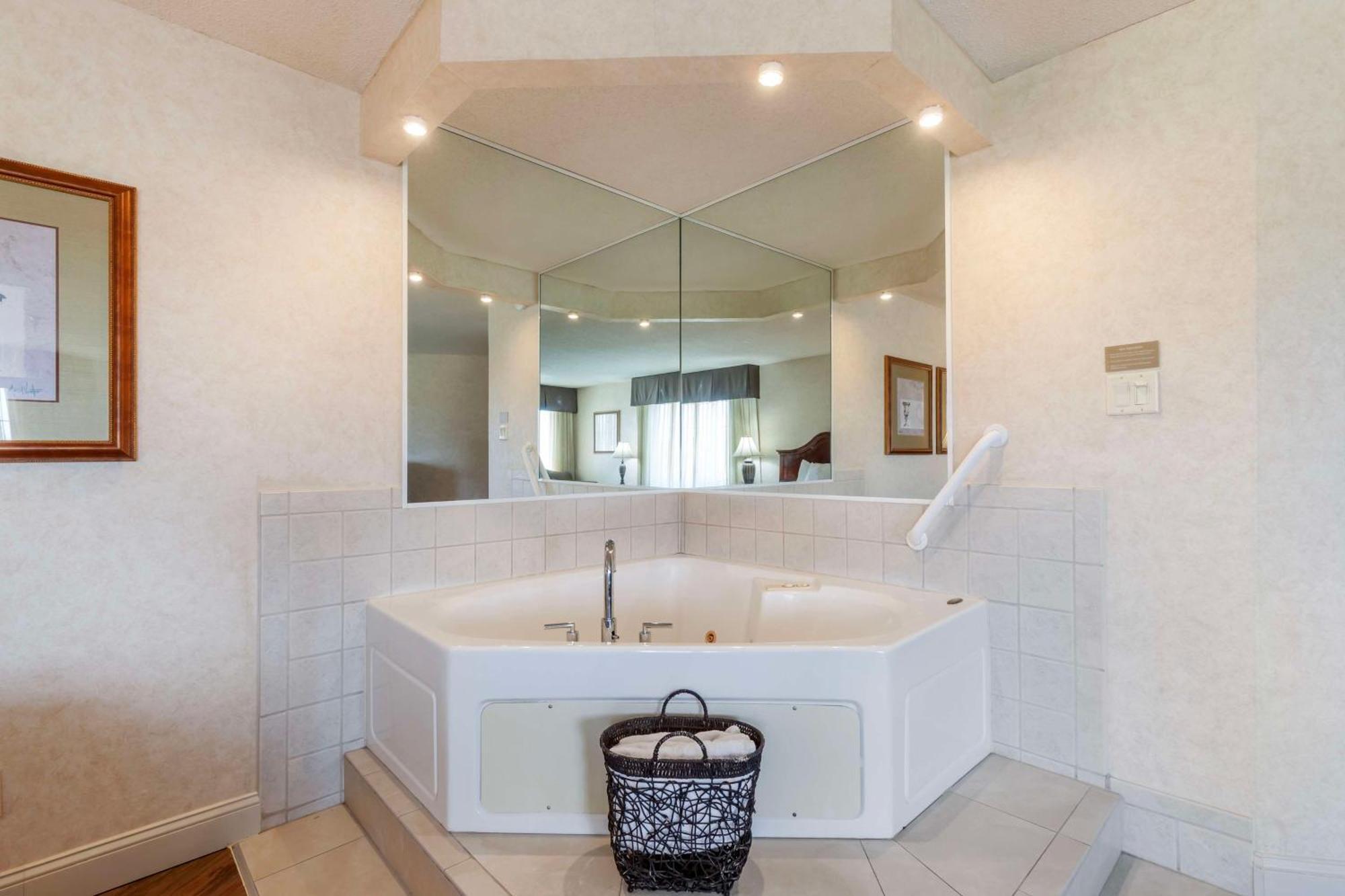 Deluxe Business King Suite with Spa Bath - Non-Smoking