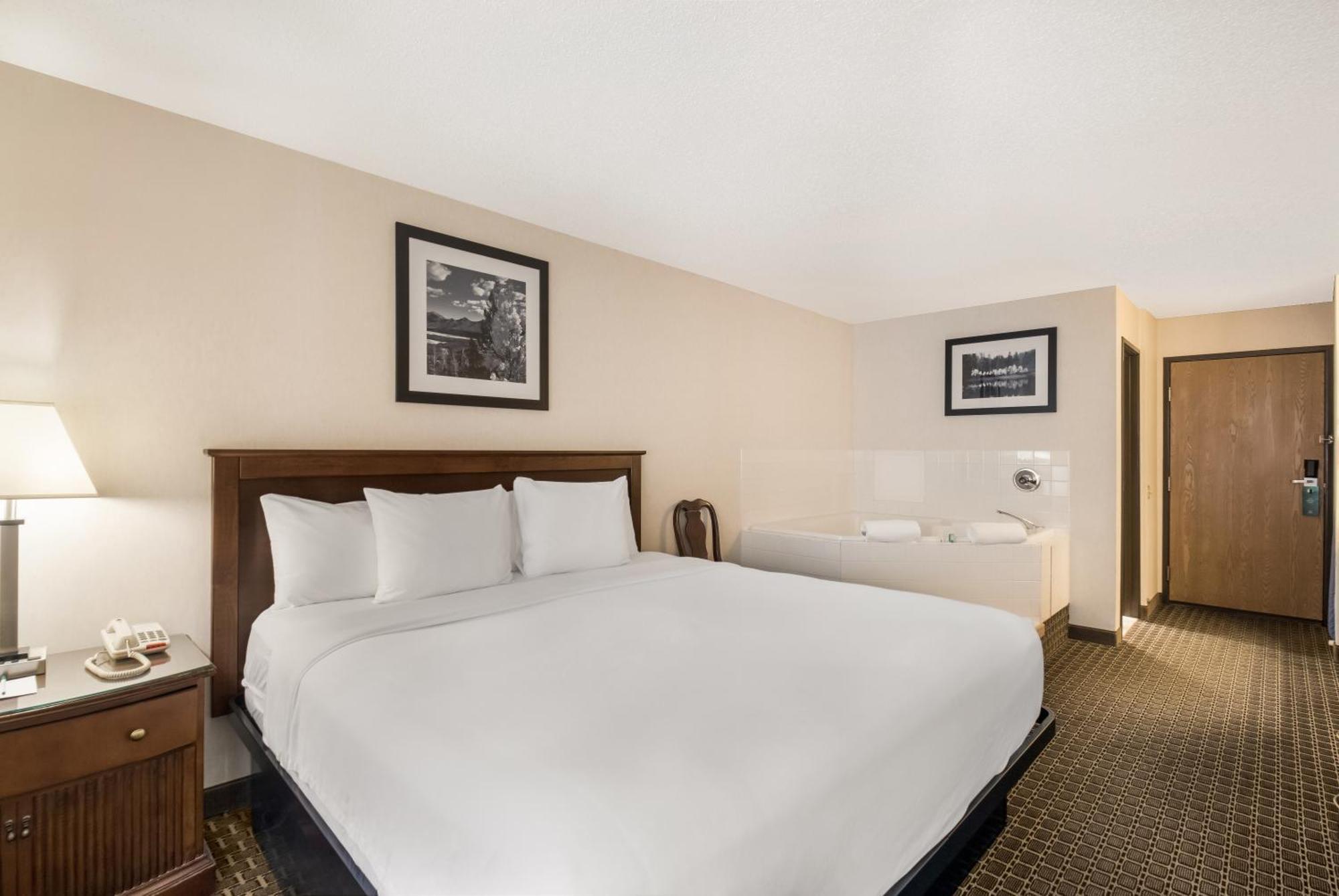 King Room with Whirlpool - Non-Smoking