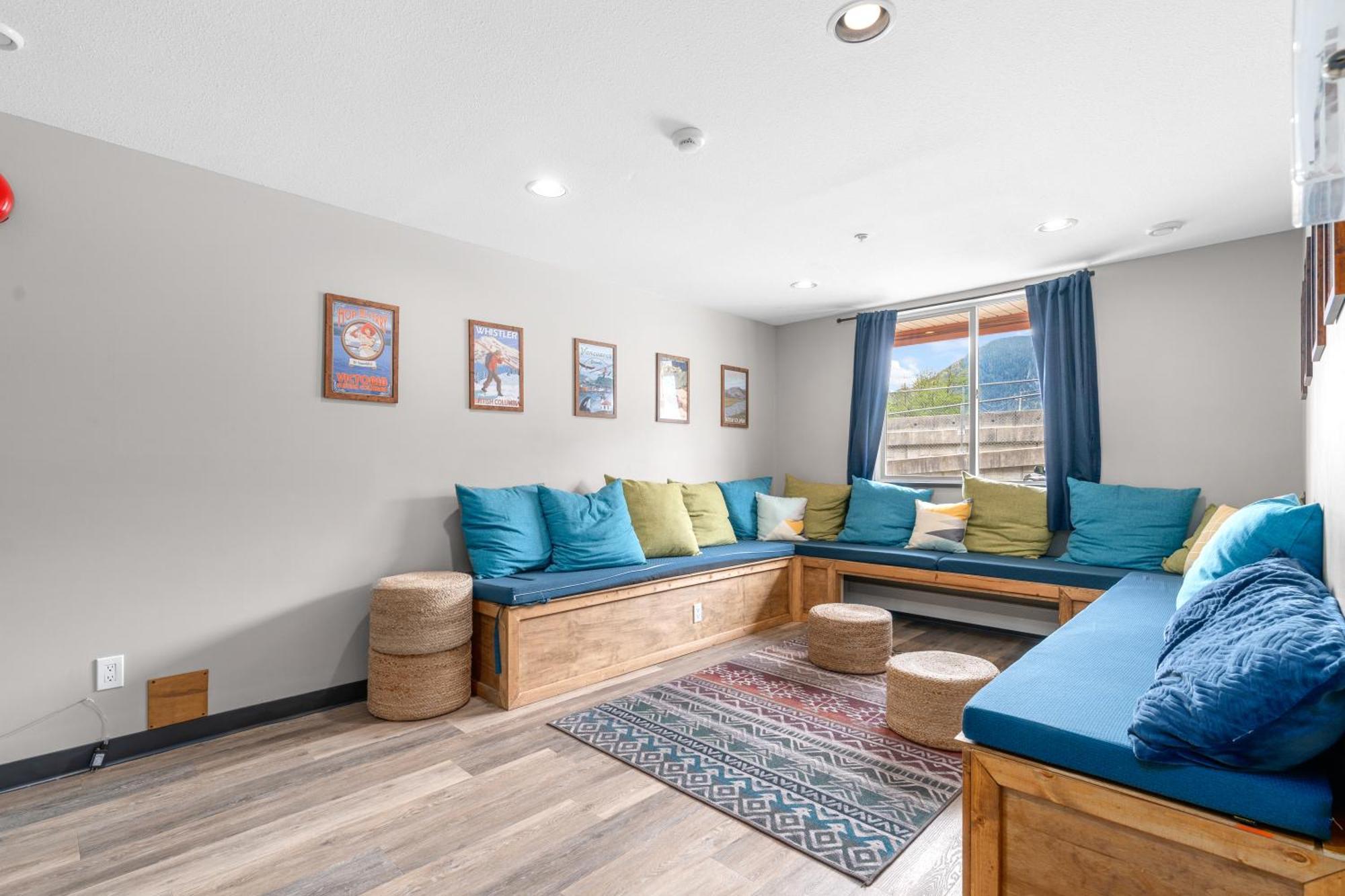 Private Room With 3 Single Beds and Shared Bathroom