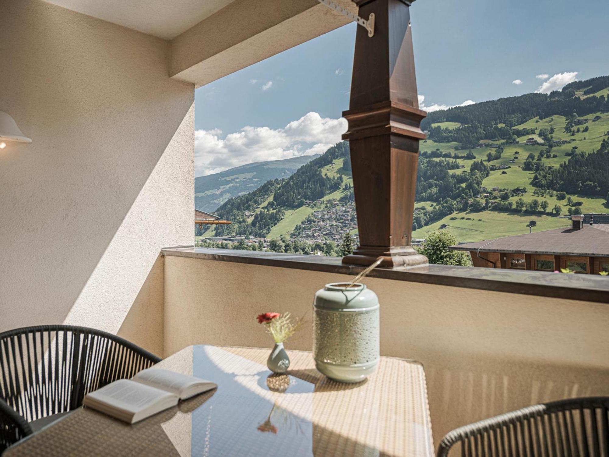 Zimmer mit Kingsize-Bett und Bergblick