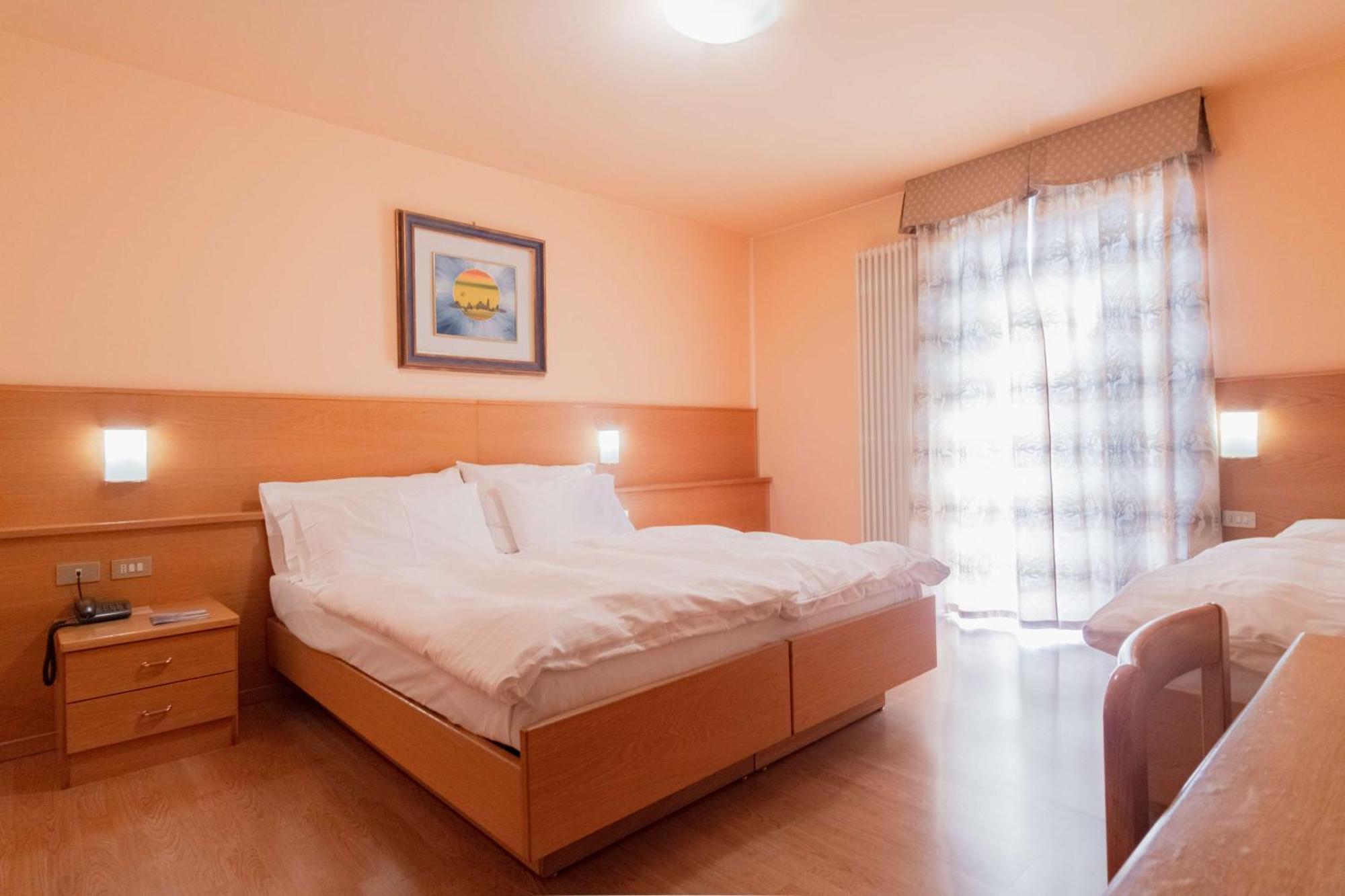 Standard Queen Room with Single Bed