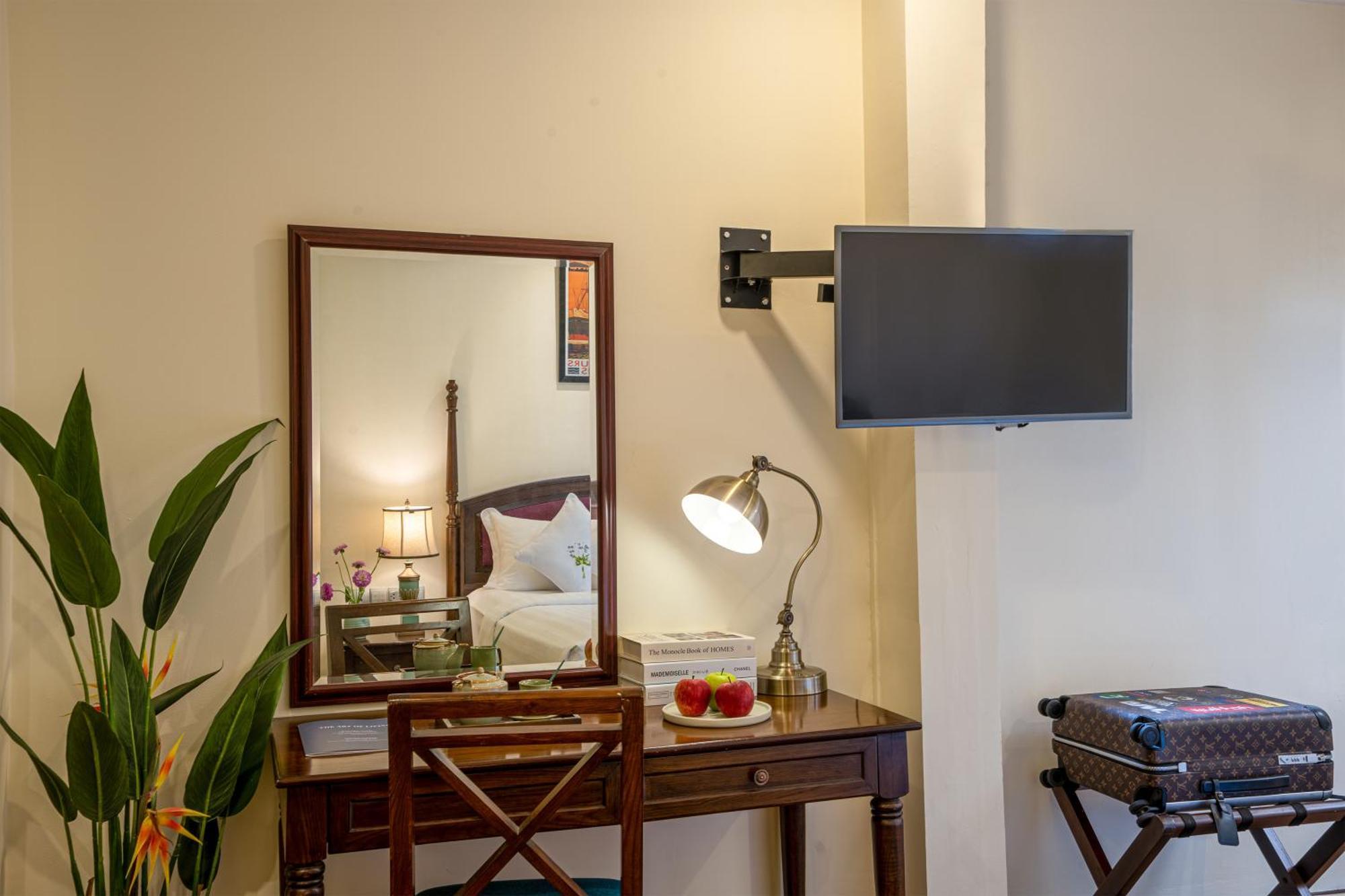 Deluxe Twin No Window 30 Mins Foot Massage
