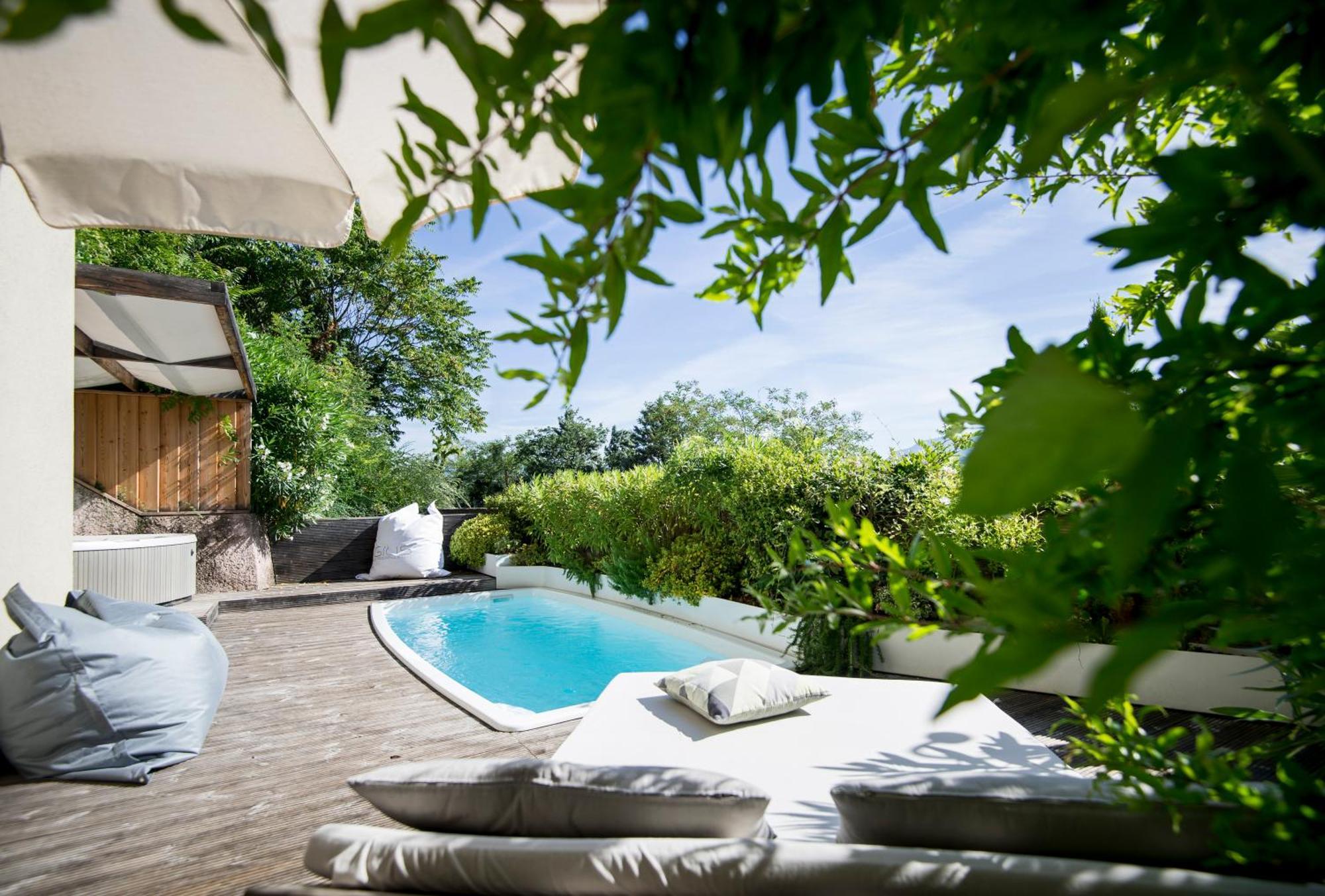 Deluxe Suite Jacuzzi Small Pool