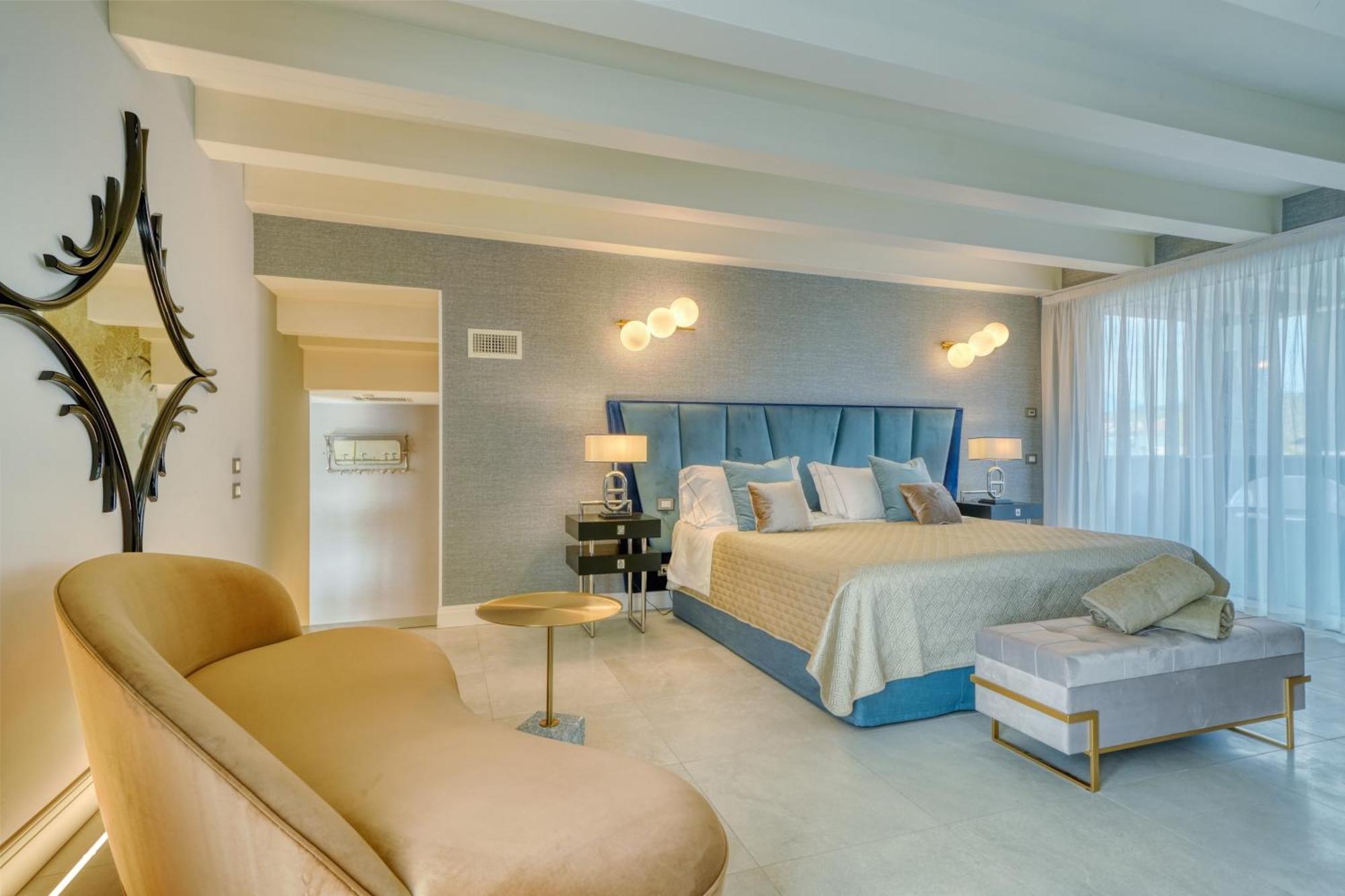 Two-Bedroom Suite with Whirlpool and Lake View