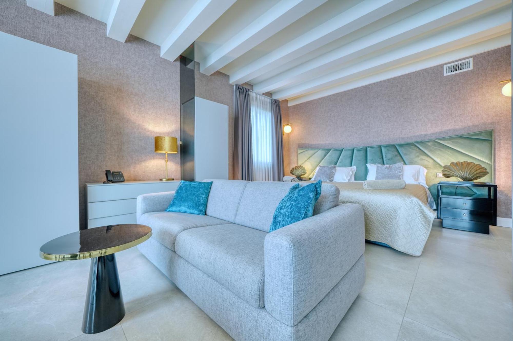 Suite with Whirlpool and Lake View