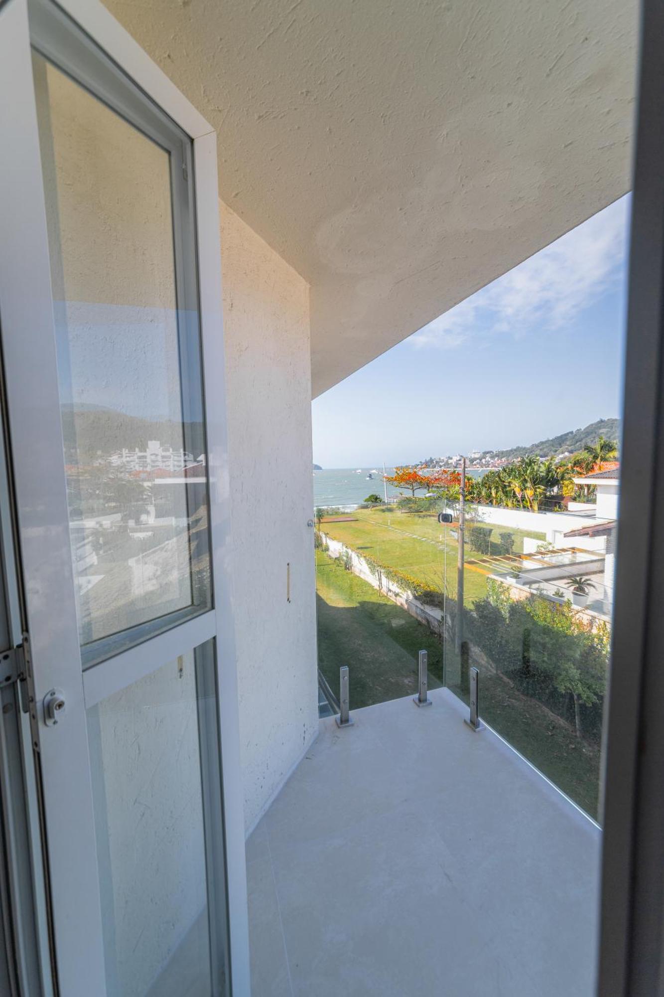 Apartamento con vistas laterales al mar