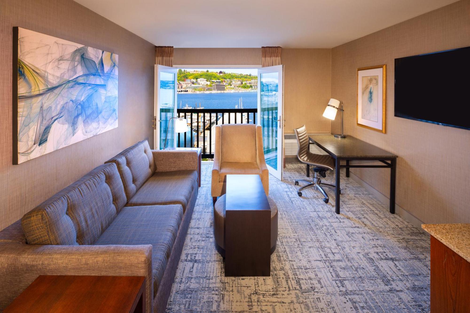 Suite con cama doble grande y vistas al lago