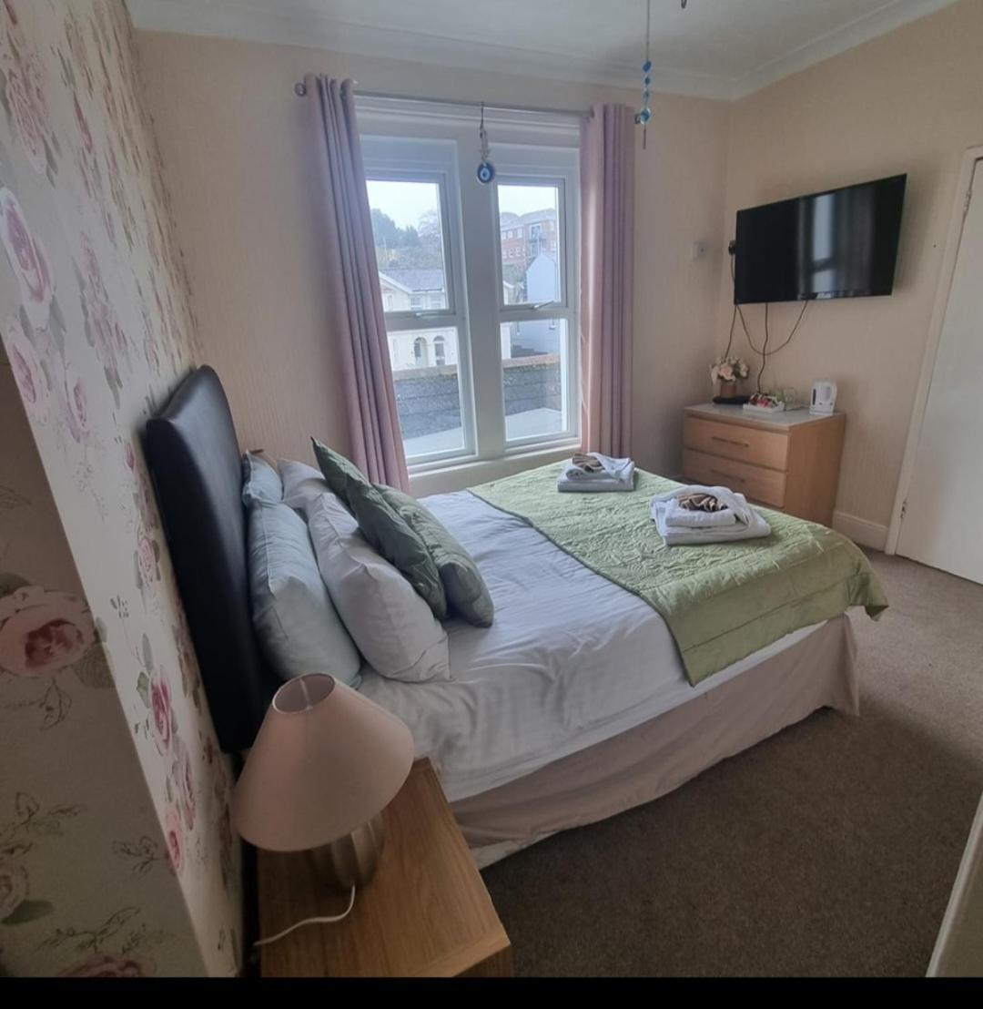 Small Twin Room,1588110797:JPEG