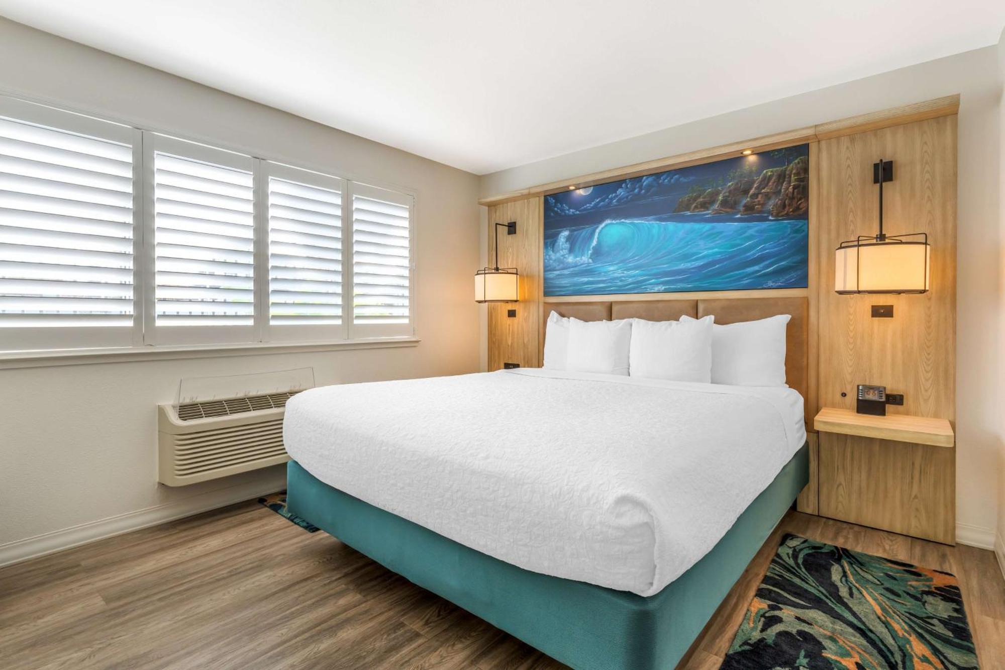 Junior Suite - Partially Separated Sitting Area, Fireplace & Sofa Bed