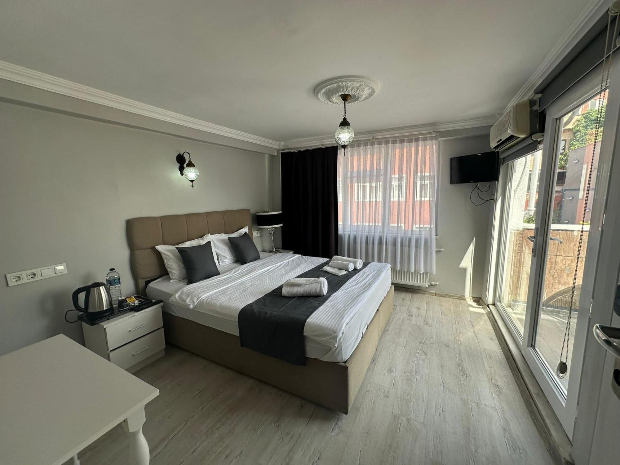 Deluxe Double Room with Balcony and Sea View,1588160156:JPEG