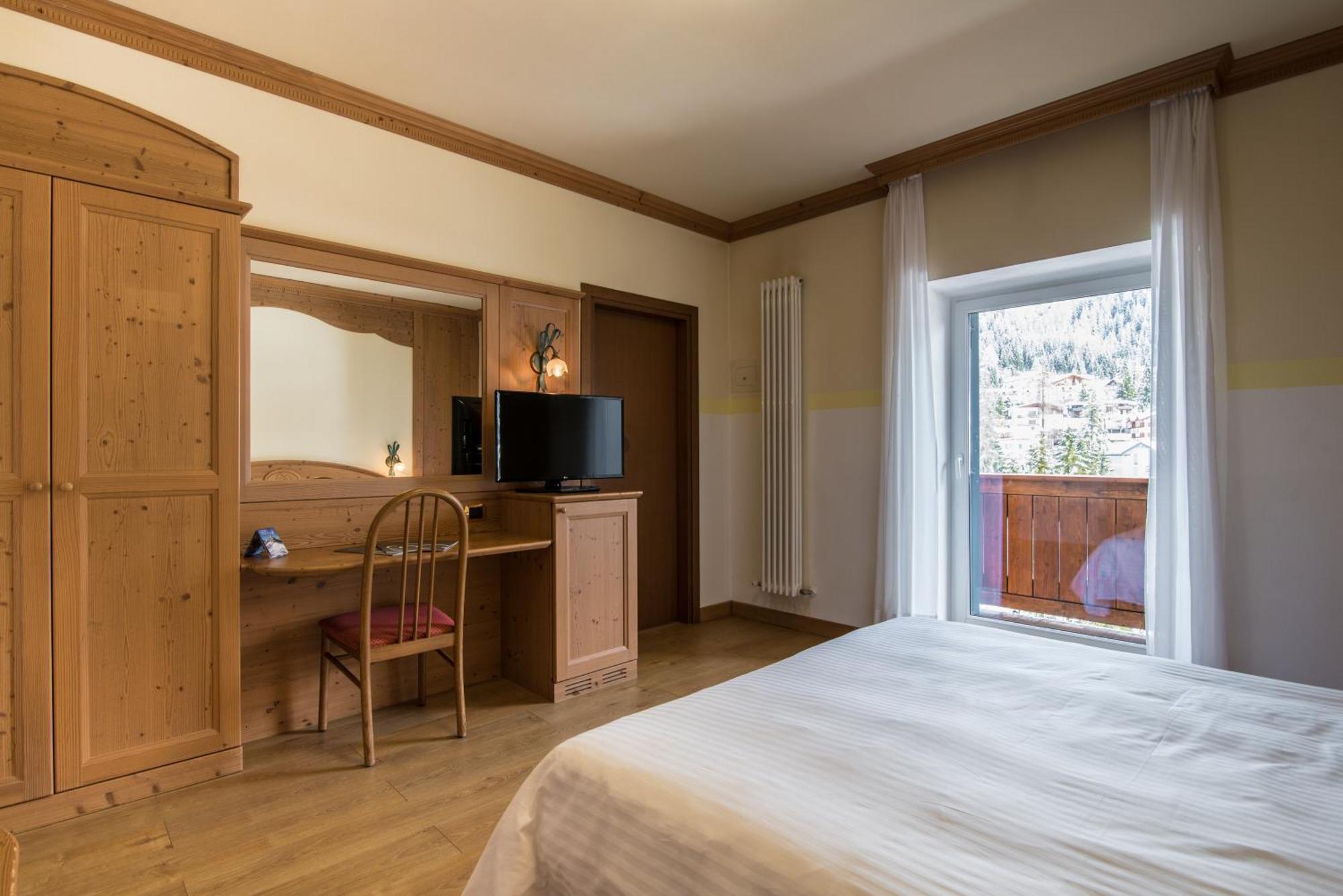 Double Room with Mountain View and Balcony