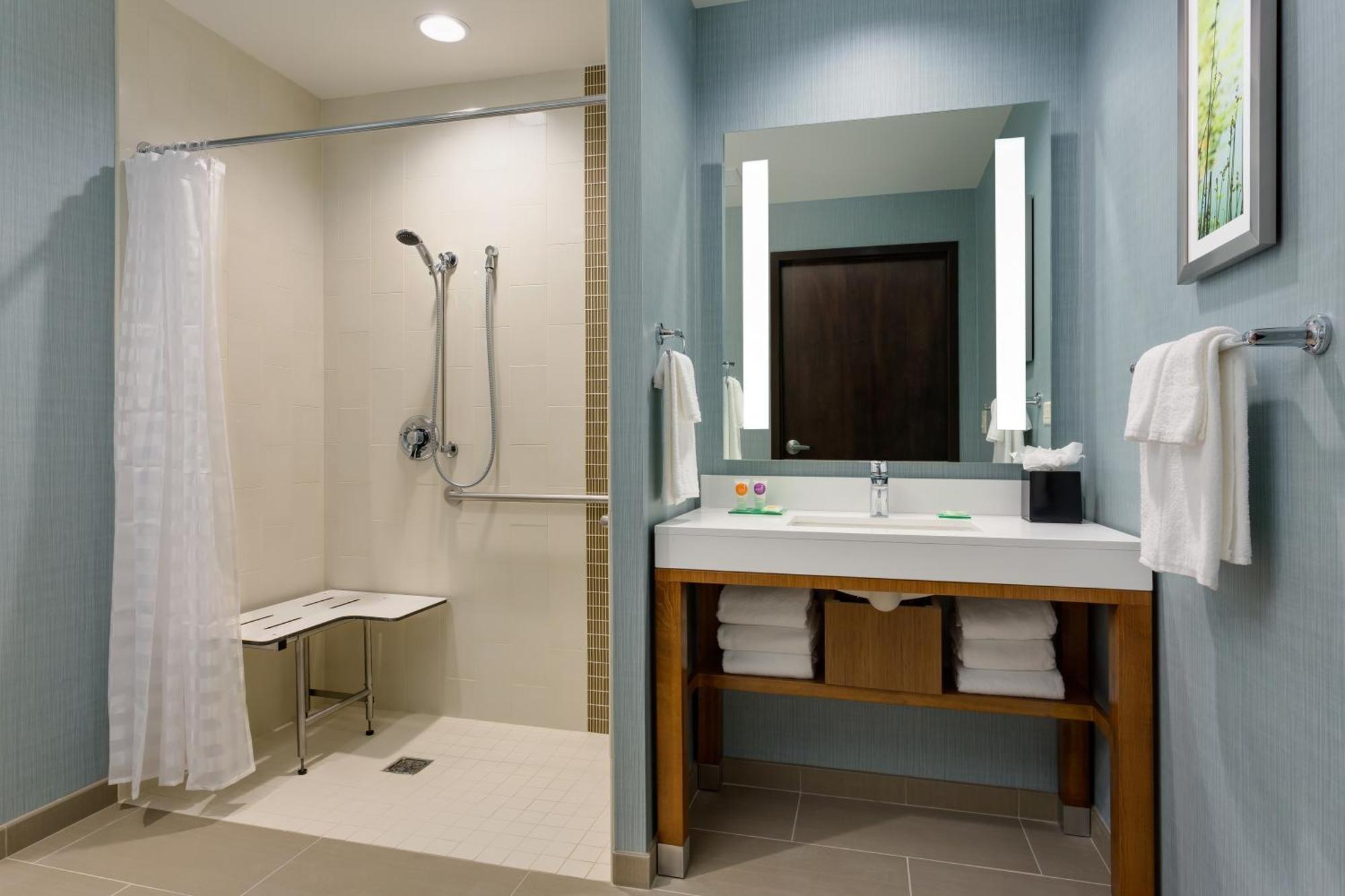 Queen Room Two Queen Beds Roll Shower Disability Access