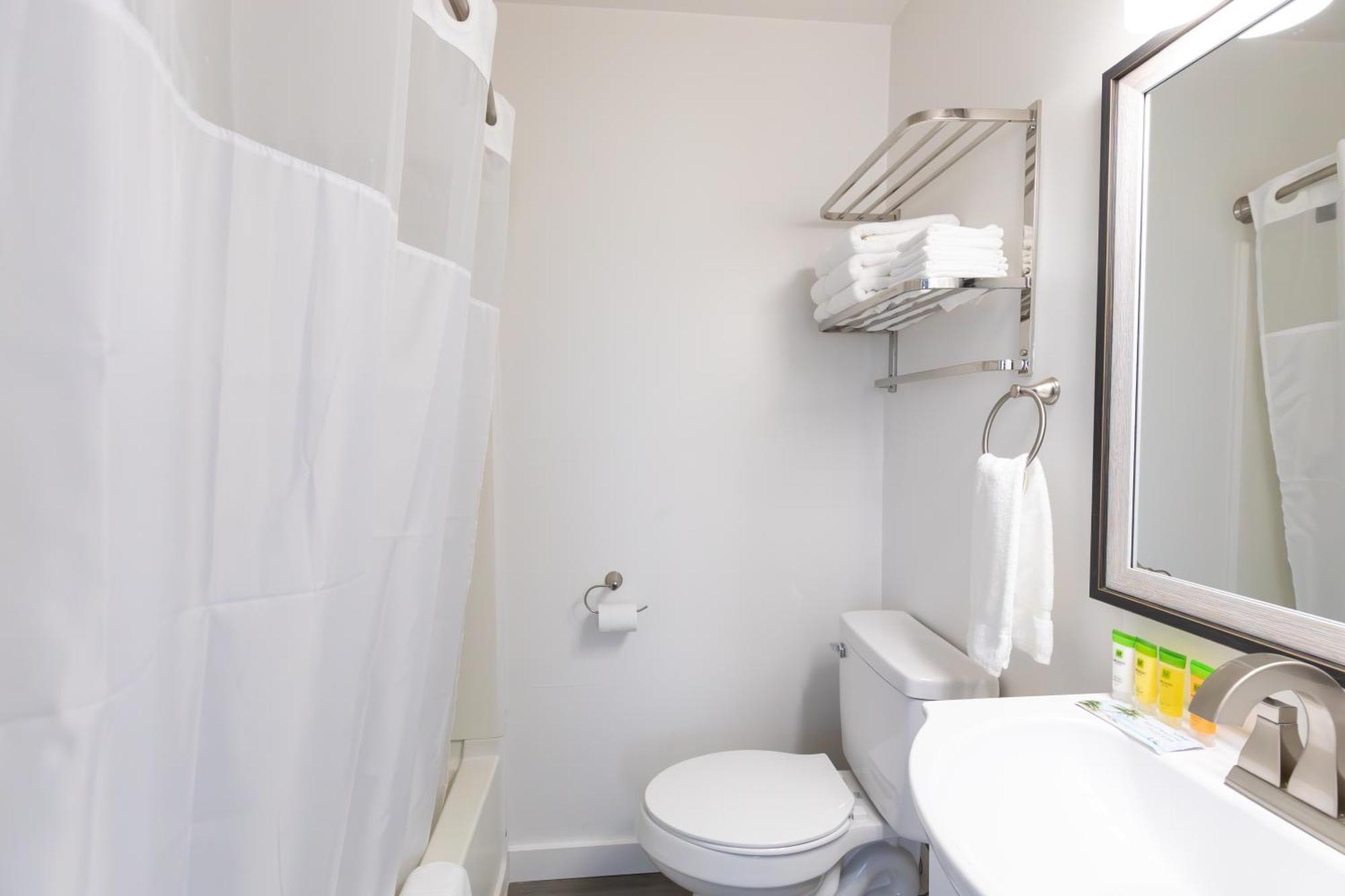 Deluxe Queen Suite